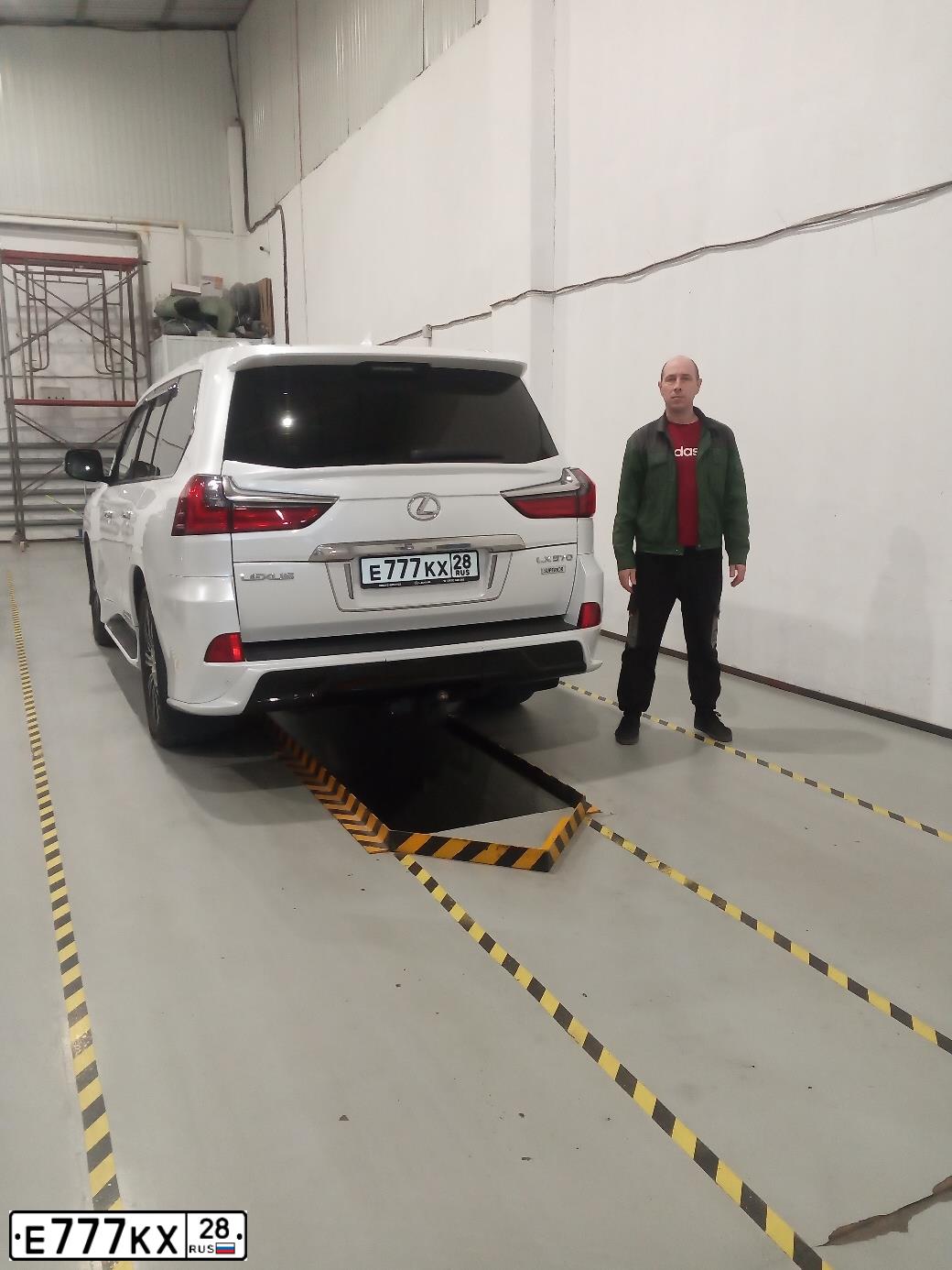 Фото автомобиля LEXUS LX, 2018 — госномер Е777КХ28. Цвет: Белый