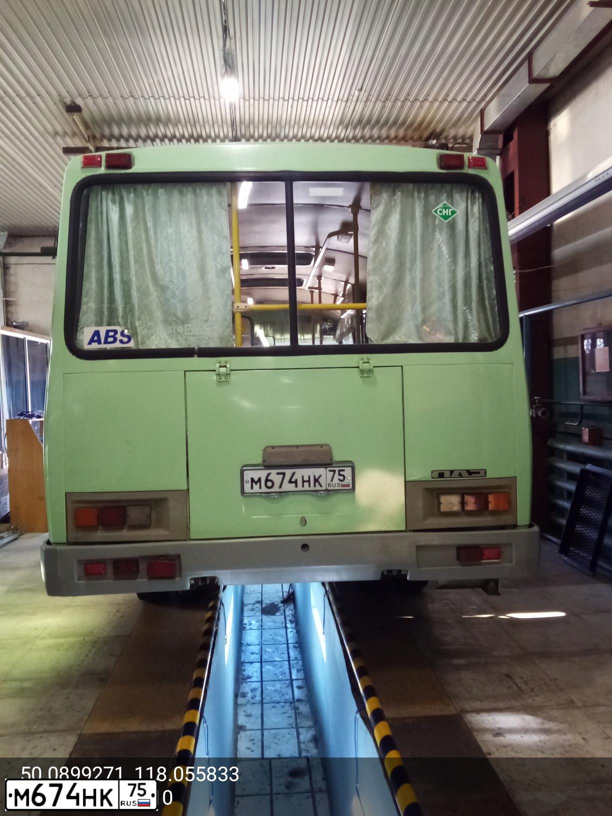 Фото автомобиля PAZ 3205, 2007 — госномер М674НК75. Цвет: САЛАТОВЫЙ