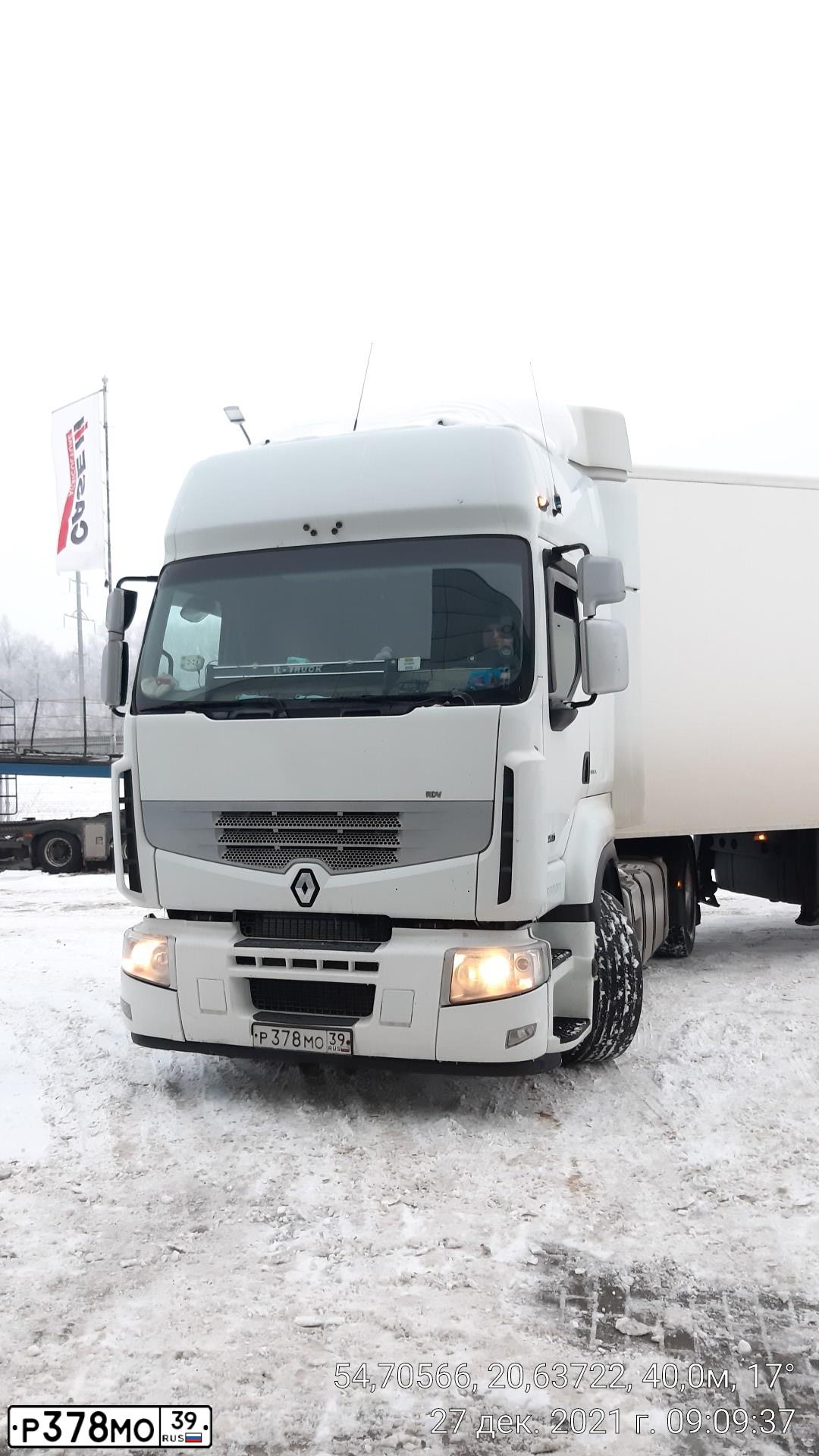 Фото автомобиля RENAULT PREMIUM, 2009 — госномер Р378МО39. Цвет: Белый