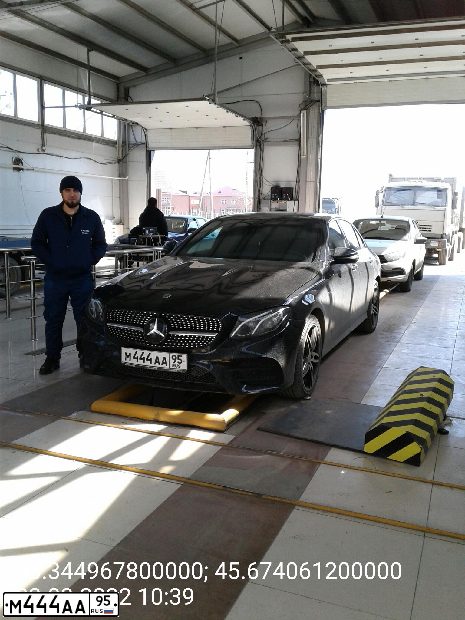 Фото автомобиля MERCEDES E-KLASSE, 2017 — госномер Е686УУ95. Цвет: ЧЕРНЫЙ