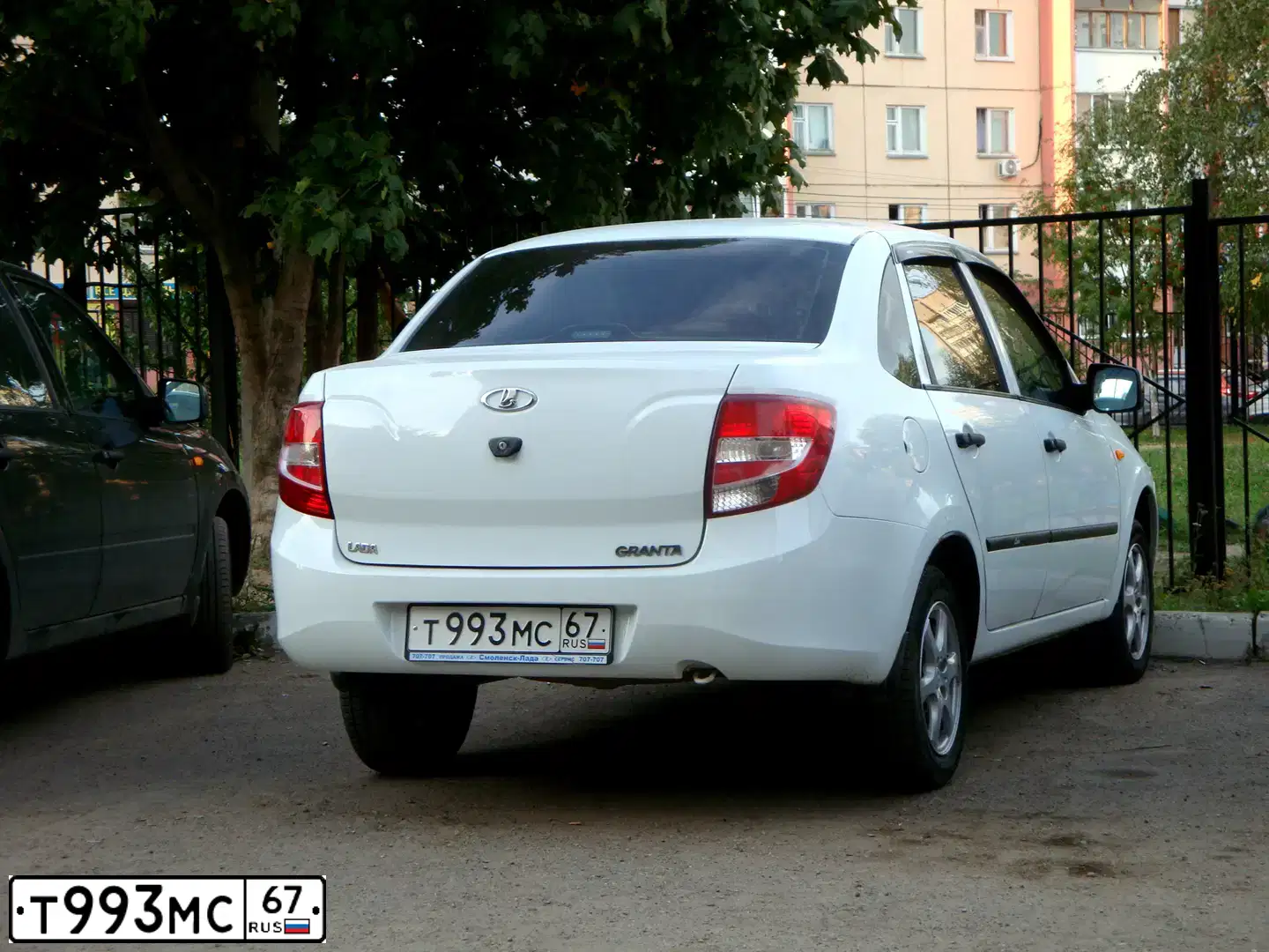 Фото автомобиля LADA 2190 GRANTA, 2012 — госномер Т993МС67. Цвет: Белый