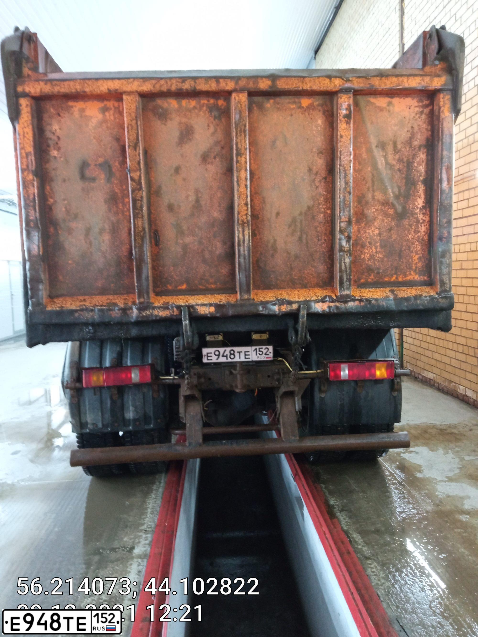 Фото автомобиля KAMAZ 6520 /6X4/, 2011 — госномер Е949ТЕ152. Цвет: ОРАНЖЕВЫЙ