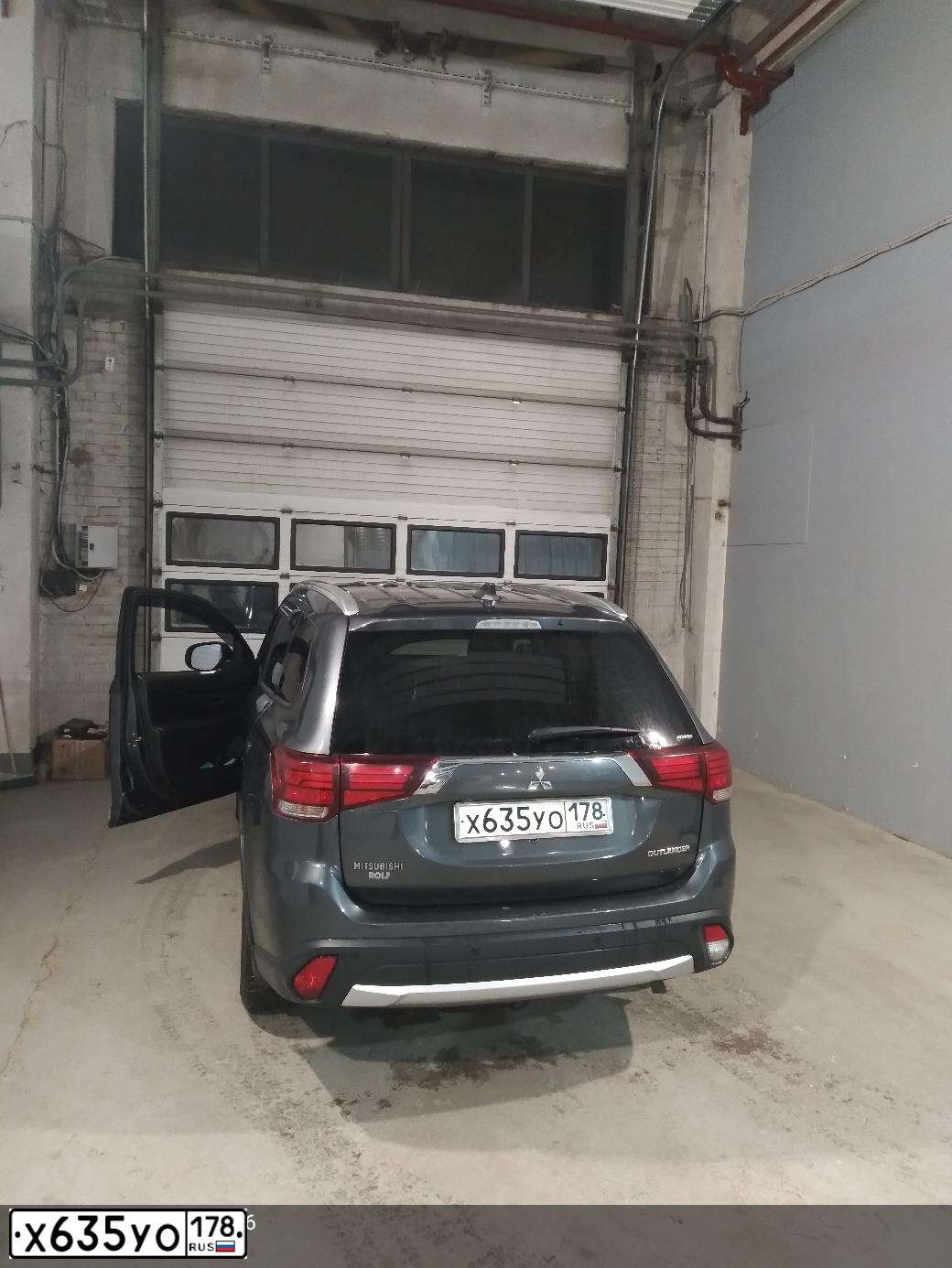 Фото автомобиля MITSUBISHI OUTLANDER, 2017 — госномер Х635УО178. Цвет: СЕРЫЙ