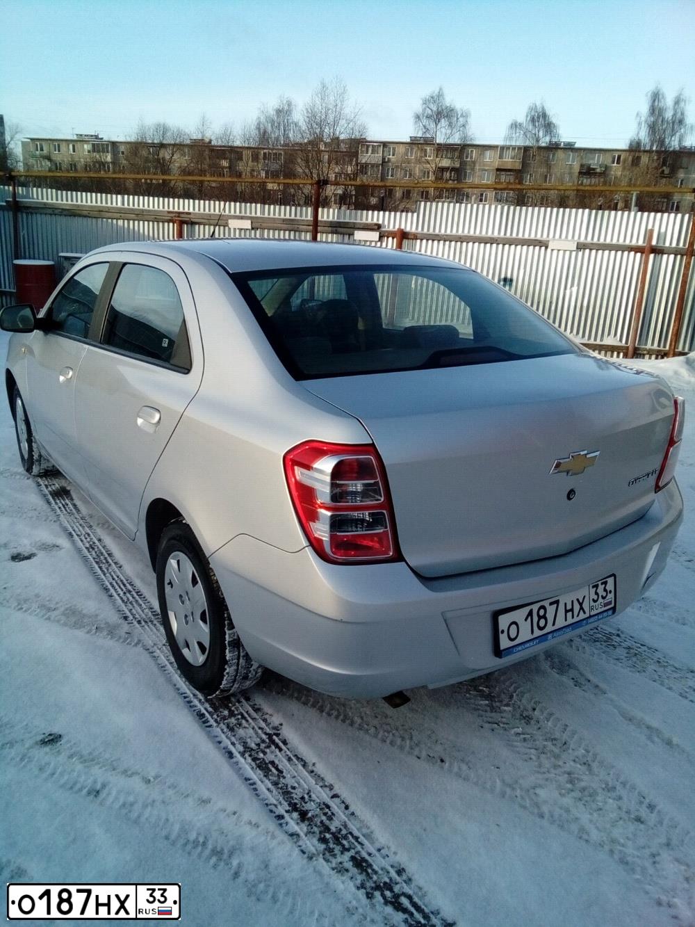Фото автомобиля CHEVROLET COBALT, 2013 — госномер Р310РЕ33. Цвет: Серебристый
