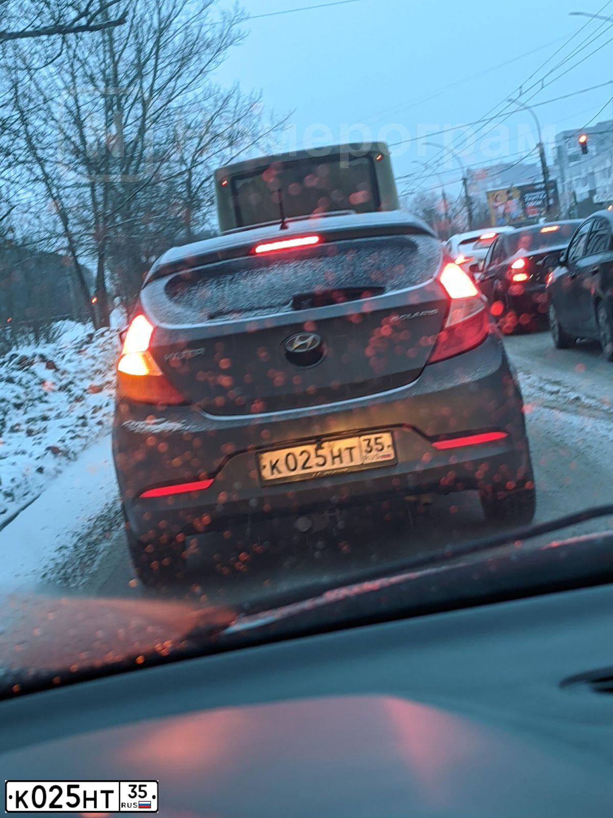 Фото автомобиля HYUNDAI SOLARIS, 2015 — госномер К025НТ35. Цвет: ТЕМНО-СЕРЫЙ