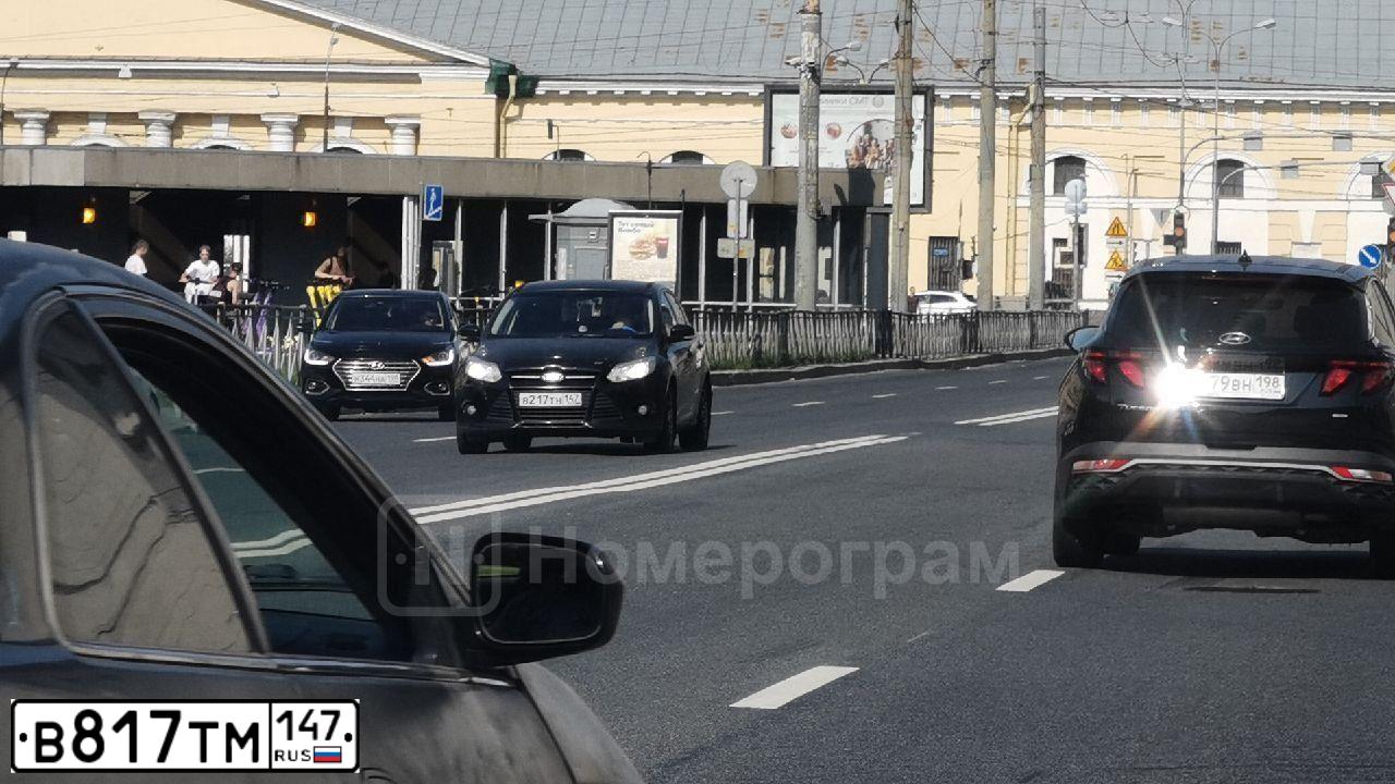 Фото автомобиля PEUGEOT 107, 2012 — госномер С715ТВ198. Цвет: СЕРЫЙ