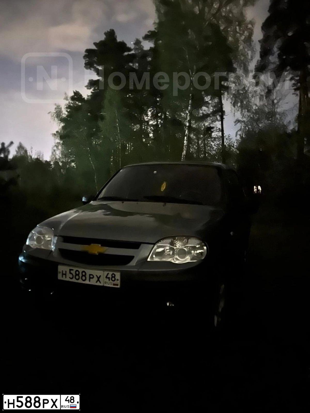 Фото автомобиля CHEVROLET NIVA, 2011 — госномер Н588РХ48. Цвет: ТЕМНО-СЕРЫЙ