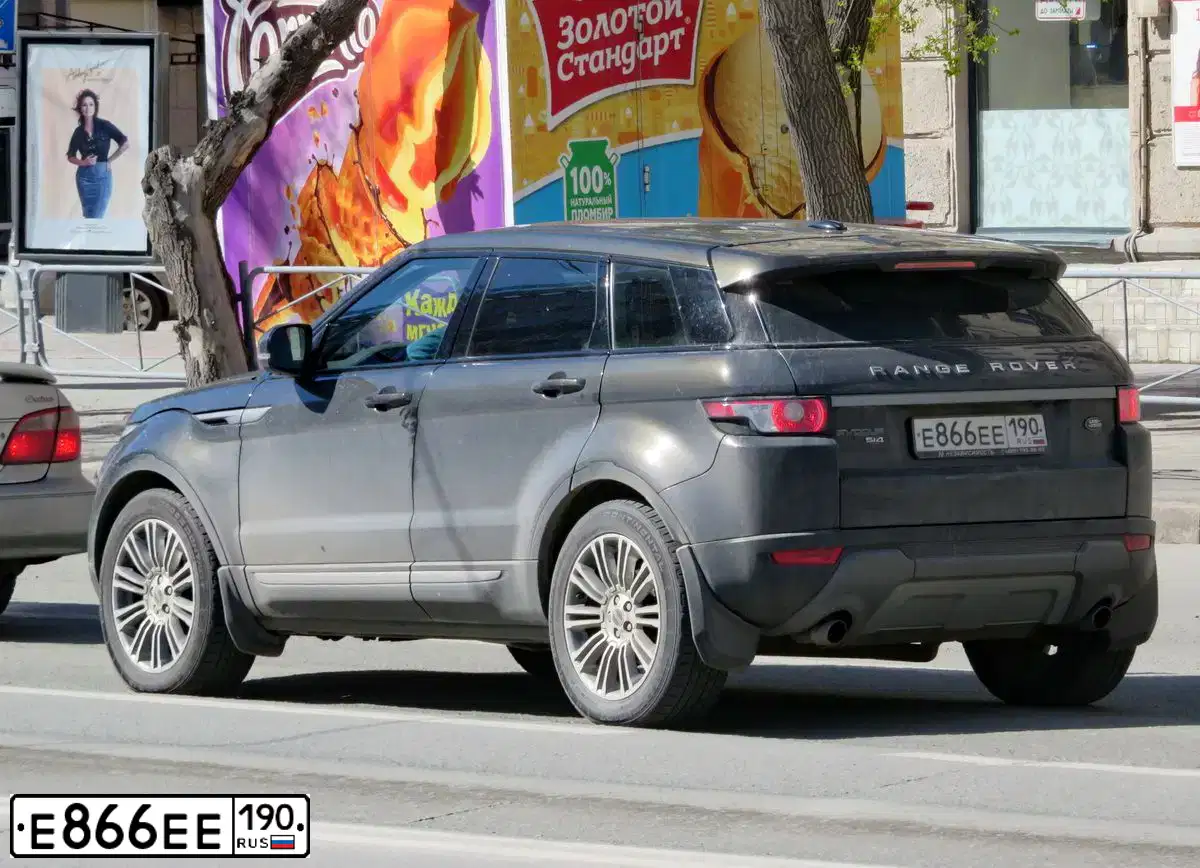 Фото автомобиля LANDROVER RANGE ROVER EVOQUE, 2012 — госномер Е866ЕЕ190. Цвет: КОРИЧНЕВЫЙ