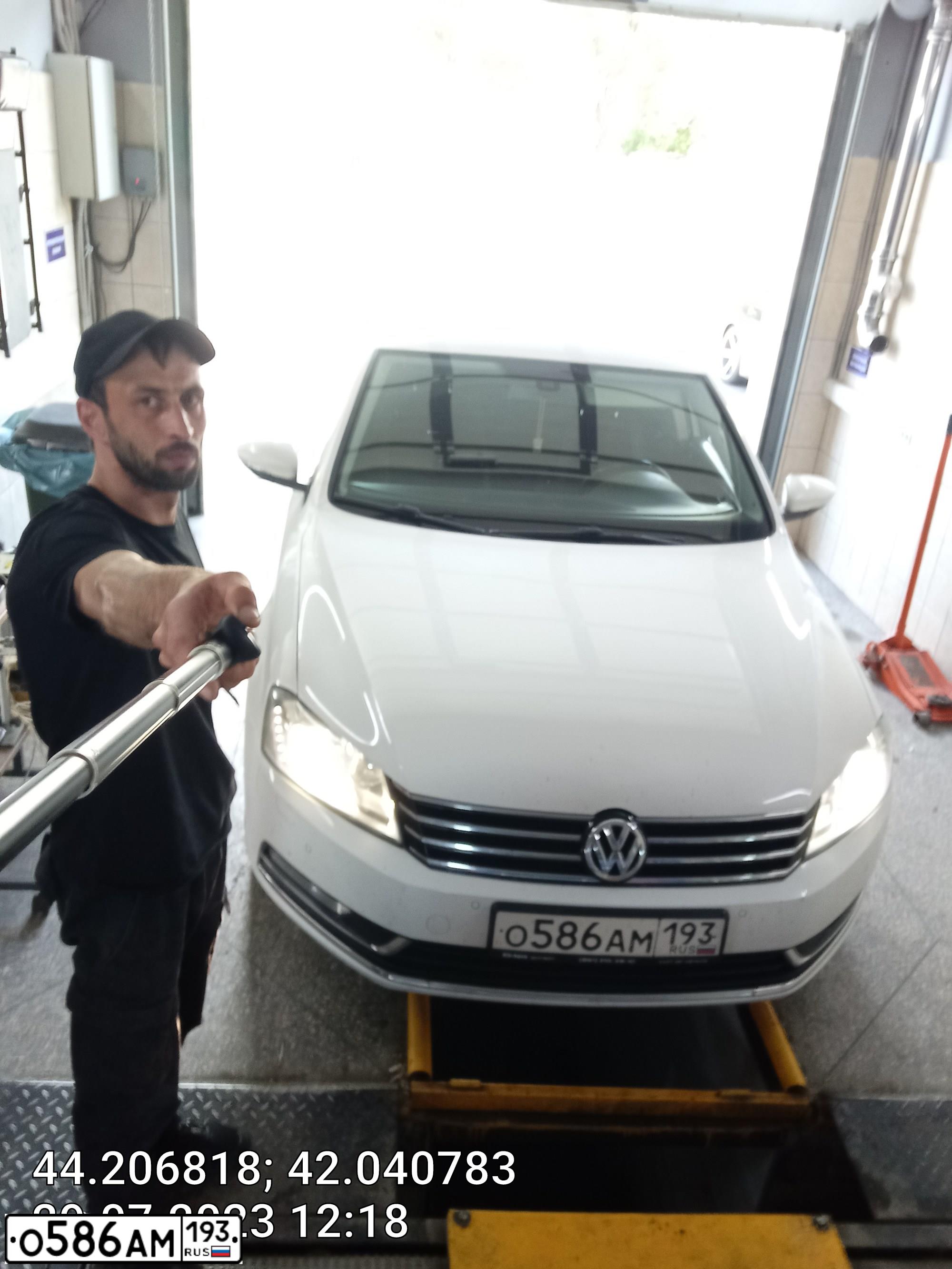 Фото автомобиля VOLKSWAGEN PASSAT, 2013 — госномер О938АС126. Цвет: Белый