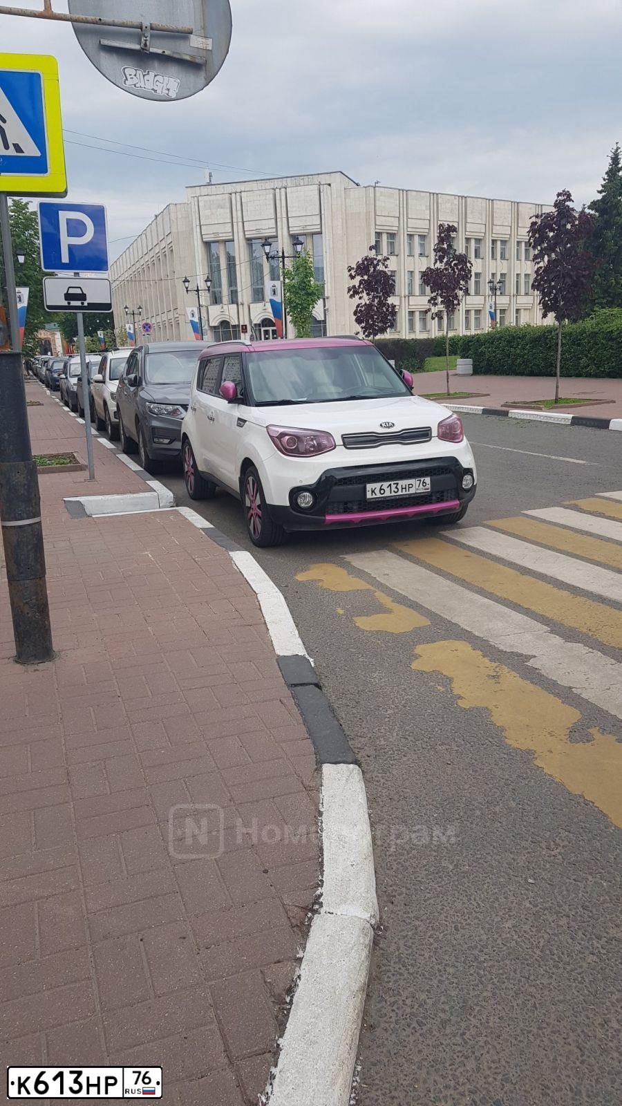 Фото автомобиля KIA SOUL, 2019 — госномер К613НР76. Цвет: Белый