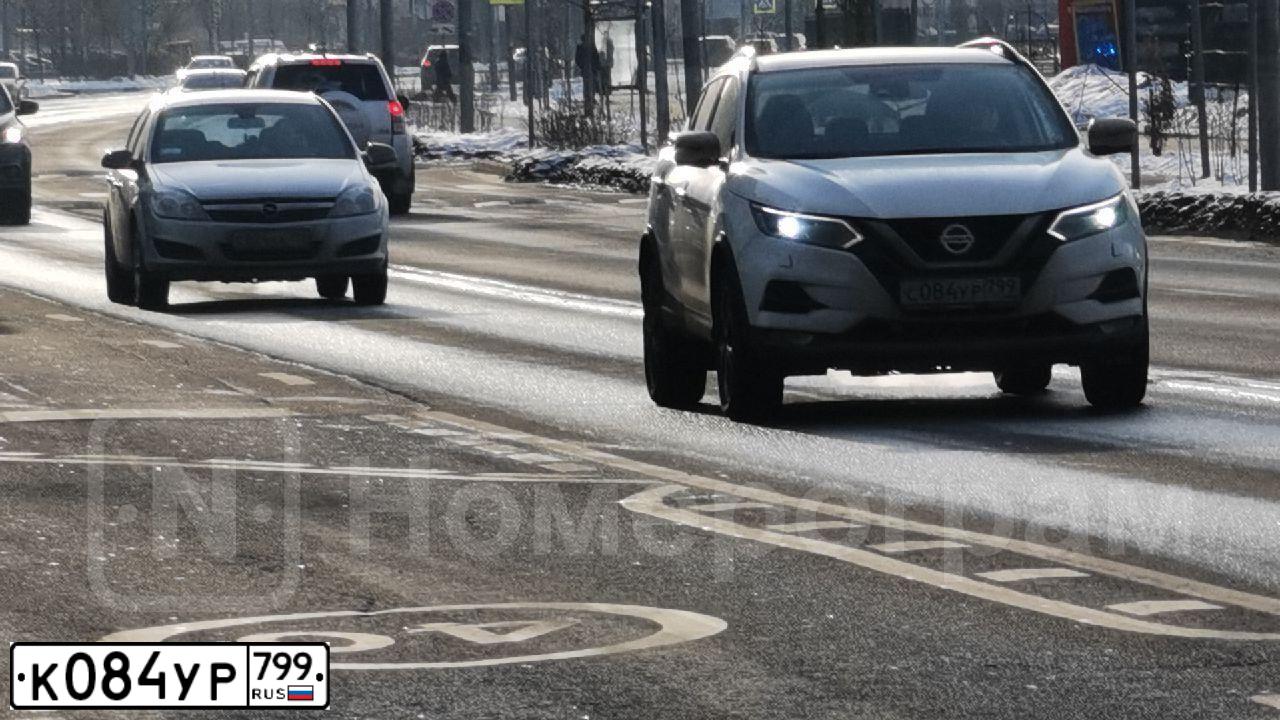 Фото автомобиля MITSUBISHI COLT, 2005 — госномер К084УР799. Цвет: Серебристый