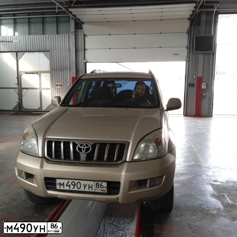 Фото автомобиля TOYOTA LANDCRUISER, 2007 — госномер М490УН86. Цвет: БЕЖЕВЫЙ