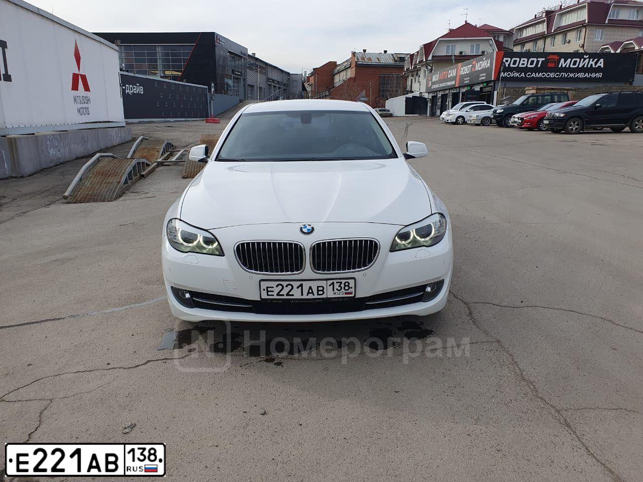 Фото автомобиля BMW SERIE 5, 2013 — госномер Е221АВ138. Цвет: Белый