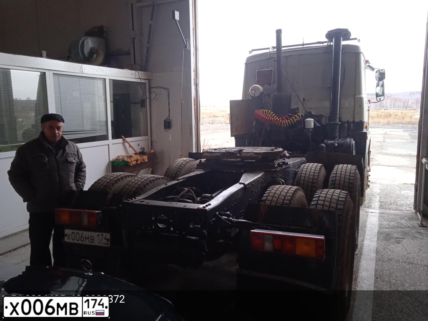 Фото автомобиля MAZ 6422 /6X4/, 1999 — госномер Х006МВ174. Цвет: СВЕТЛО-СЕРЫЙ