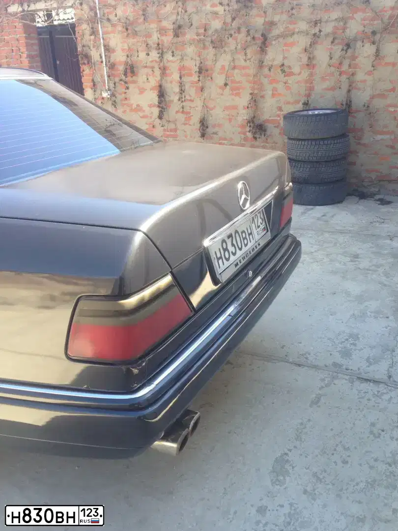 Фото автомобиля MERCEDES E-KLASSE, 1995 — госномер Н408ВУ82. Цвет: ЧЕРНЫЙ МЕТАЛЛИК