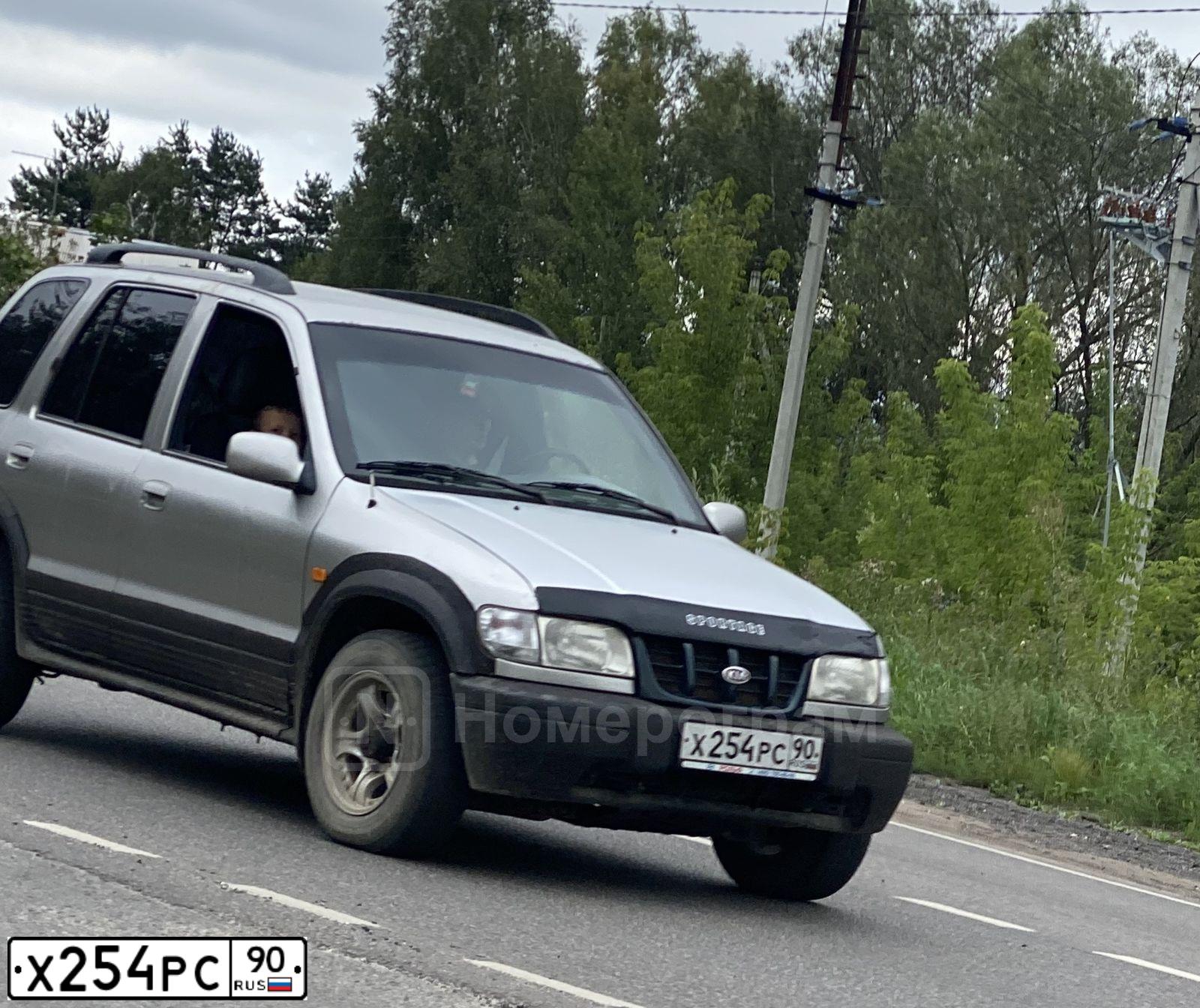 Фото автомобиля KIA SPORTAGE, 2004 — госномер Х254РС90. Цвет: СЕРЕБРИСТЫЙ