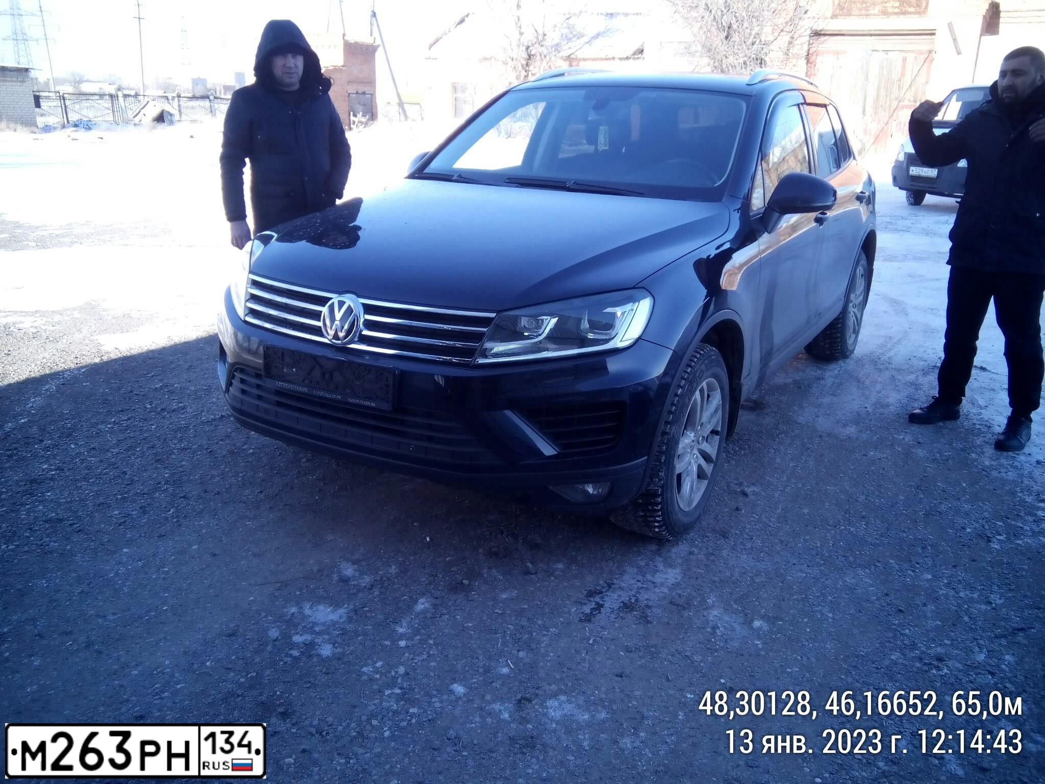 Фото автомобиля ФОЛЬКСВАГЕН ТУАРЕГ, 2015 — госномер А635НО30. Цвет: Темно-синий