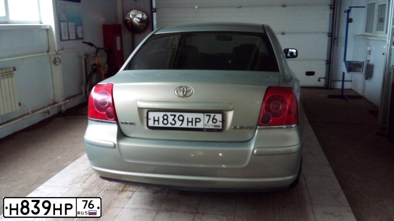 Фото автомобиля TOYOTA AVENSIS, 2005 — госномер Н839НР76. Цвет: СЕРЫЙ