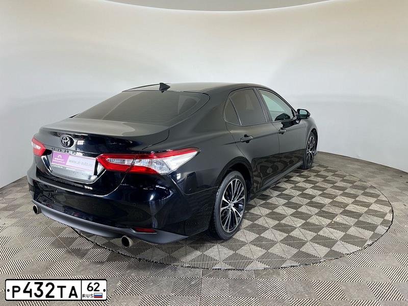 Фото автомобиля TOYOTA CAMRY, 2019 — госномер Х376УК62. Цвет: ЧЕРНЫЙ МЕТАЛЛИК