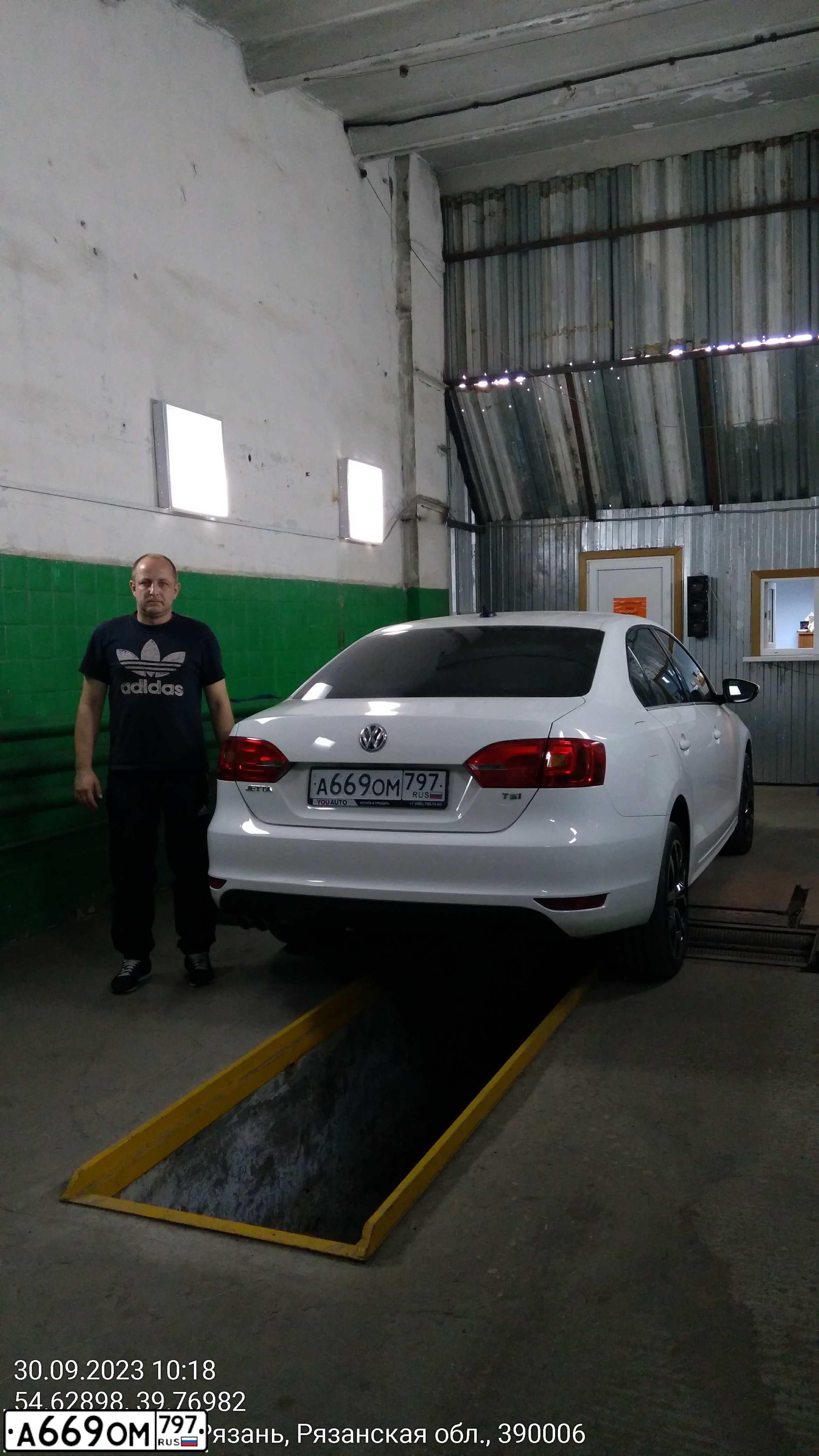 Фото автомобиля VOLKSWAGEN JETTA, 2011 — госномер А242УА62