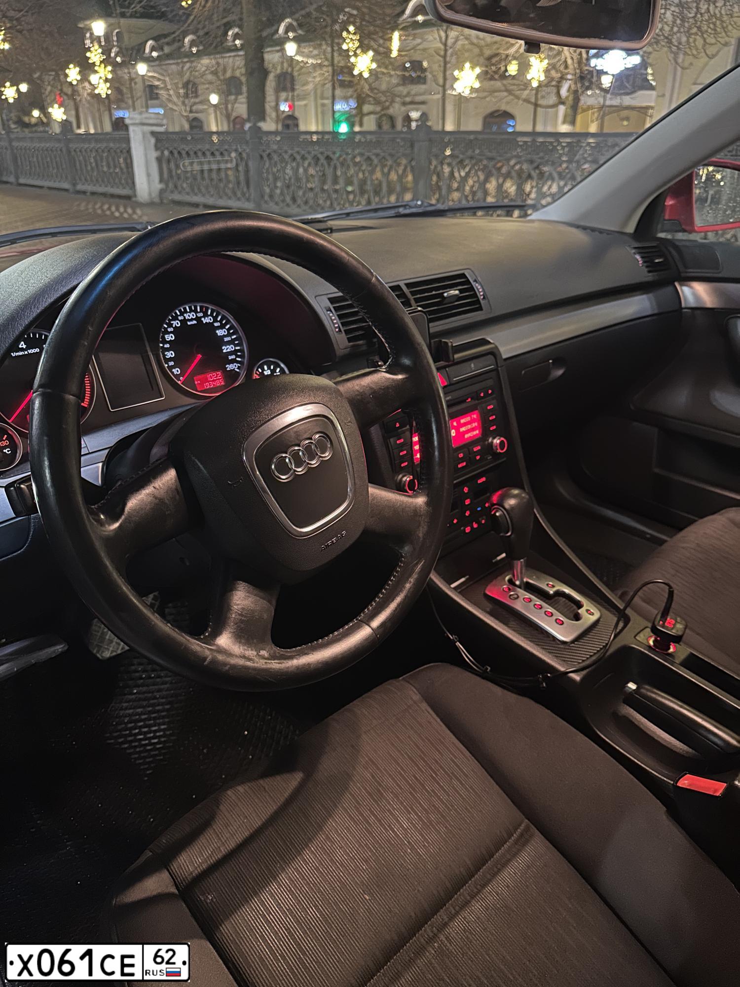 Фото автомобиля AUDI A4, 2007 — госномер Н004КТ29. Цвет: Красный