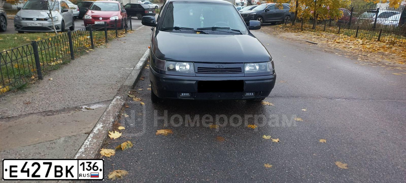 Фото автомобиля VOLKSWAGEN POLO, 2016 — госномер Е427ВК136. Цвет: серебристый