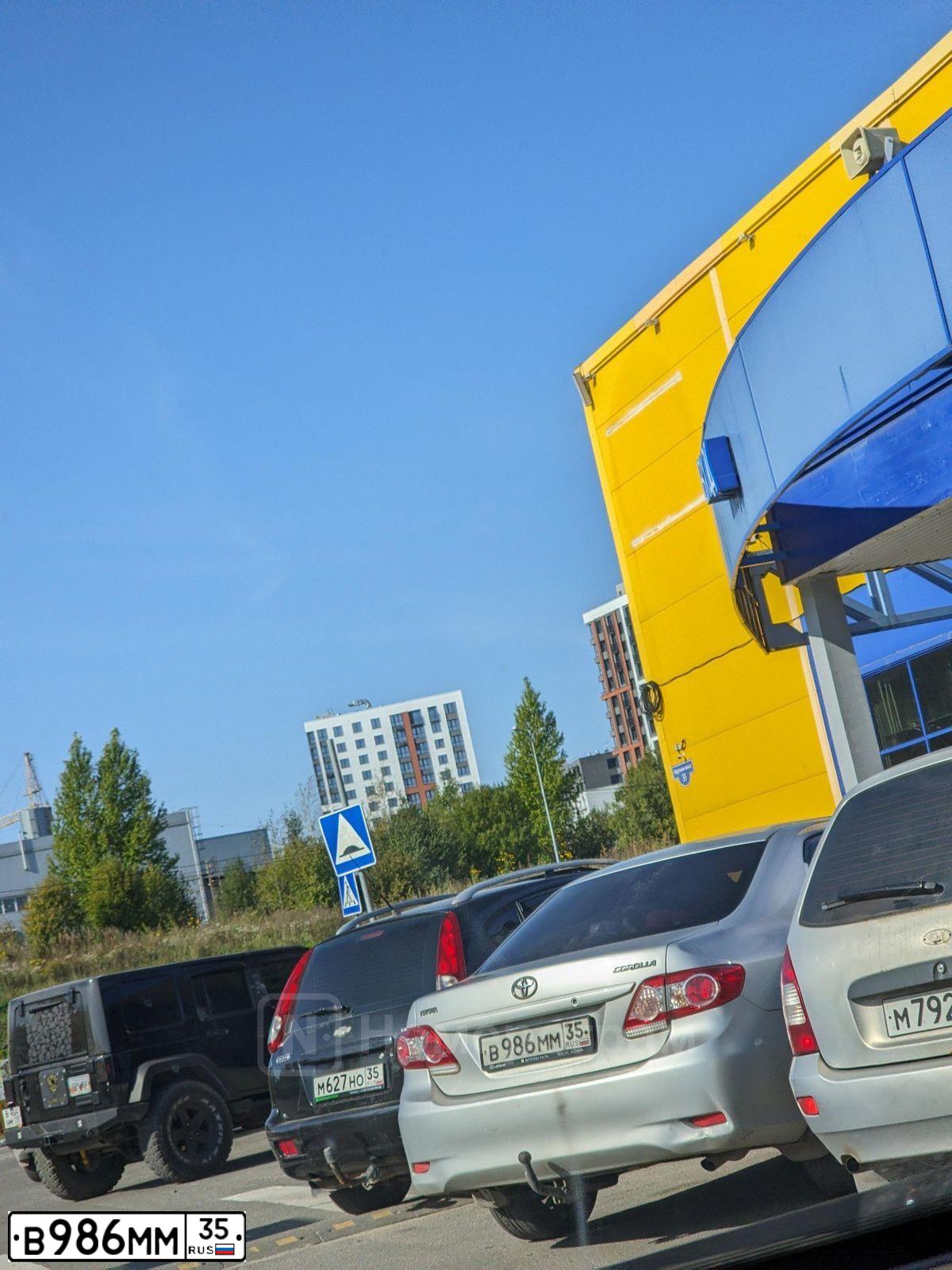 Фото автомобиля TOYOTA COROLLA, 2011 — госномер В986ММ35. Цвет: серебристый