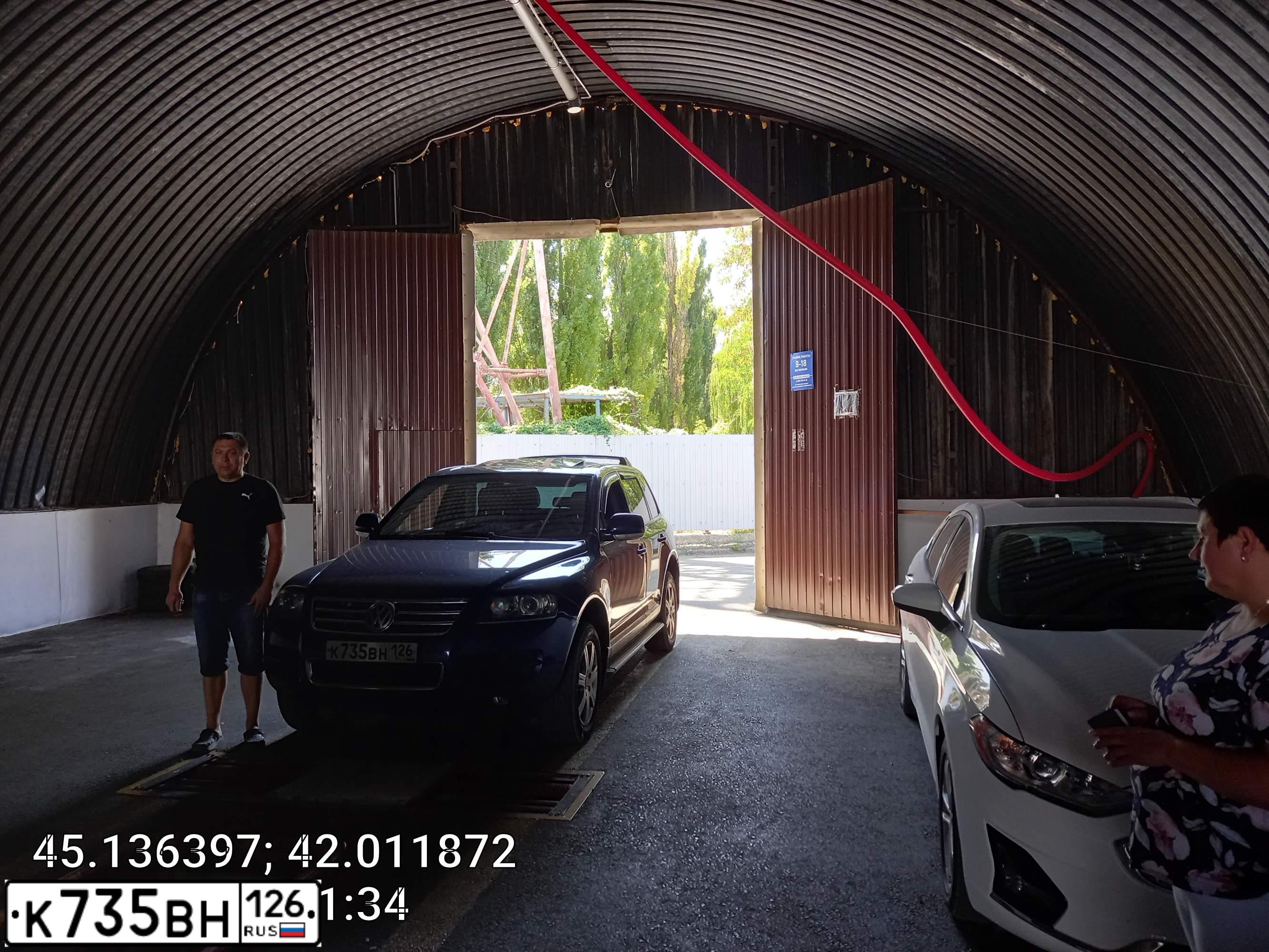 Фото автомобиля VOLKSWAGEN TOUAREG, 2005 — госномер К735ВН126. Цвет: ТЕМНО-СИНИЙ