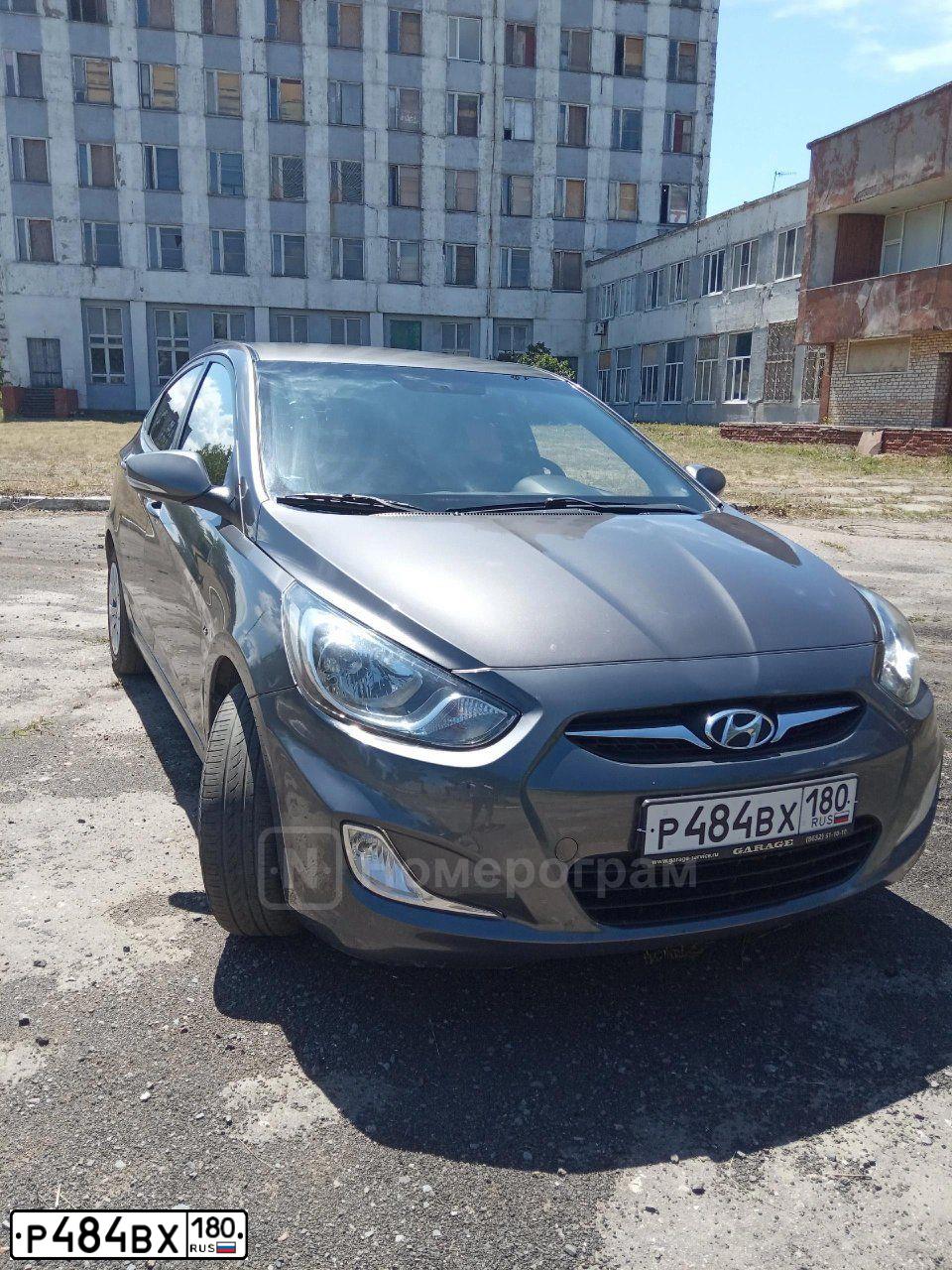 Фото автомобиля HYUNDAI SOLARIS, 2011 — госномер Р484ВХ180. Цвет: ЧЕРНО-СЕРЫЙ