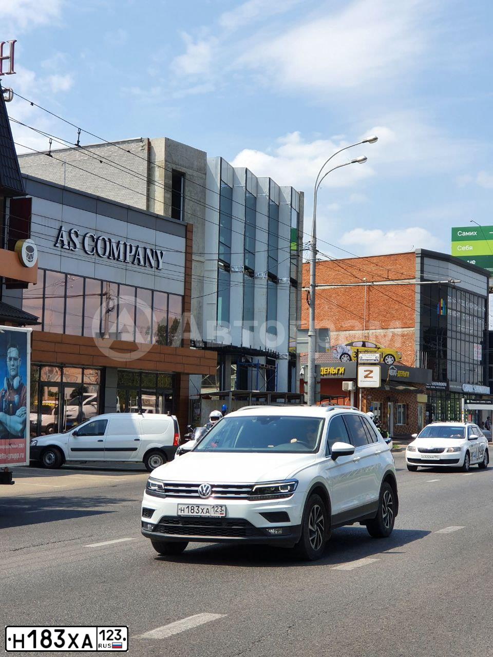 Фото автомобиля VOLKSWAGEN TIGUAN, 2019 — госномер Н183ХА123. Цвет: БЕЛЫЙ