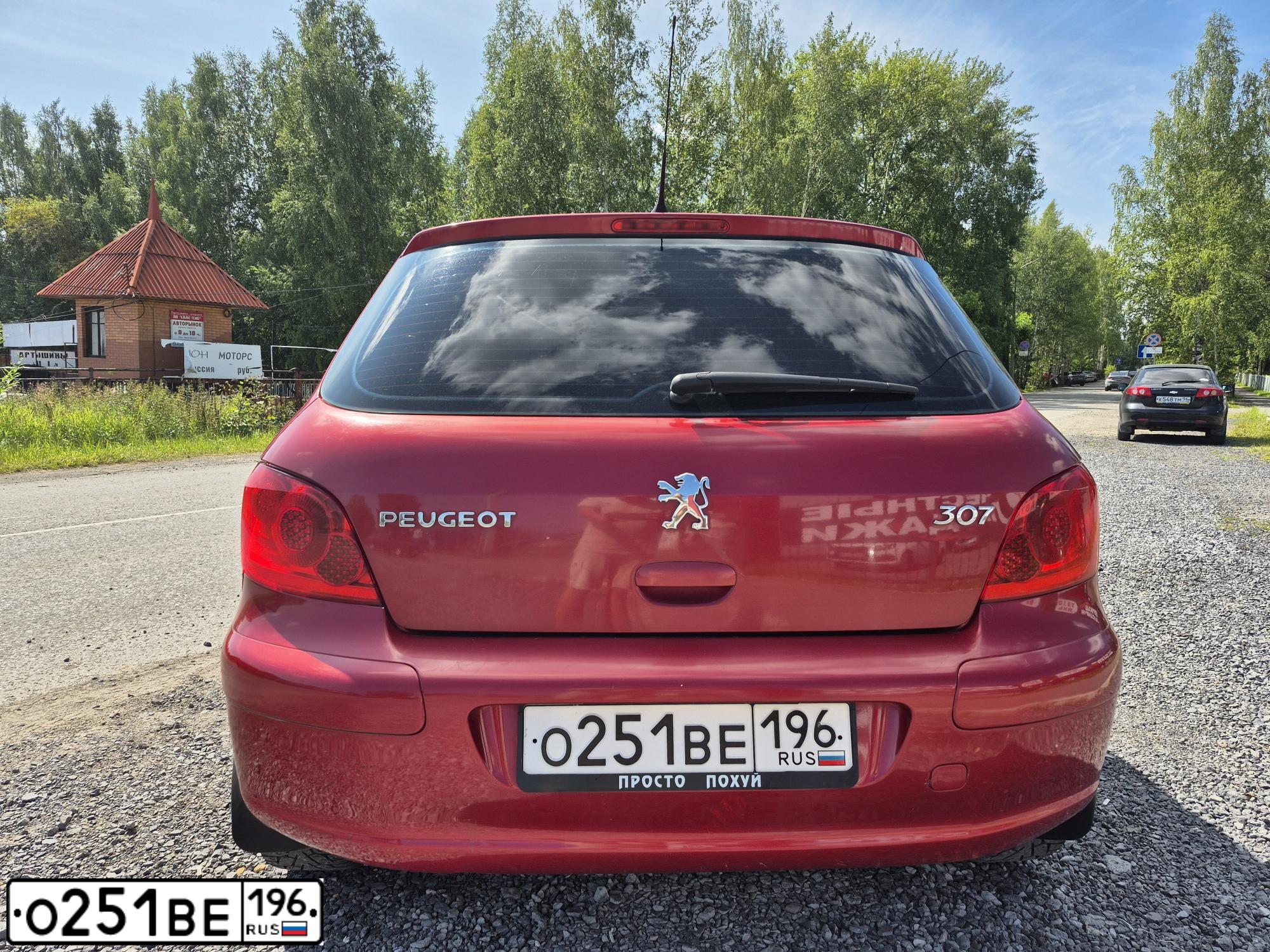 Фото автомобиля PEUGEOT 307, 2007 — госномер О251ВЕ196. Цвет: Красный