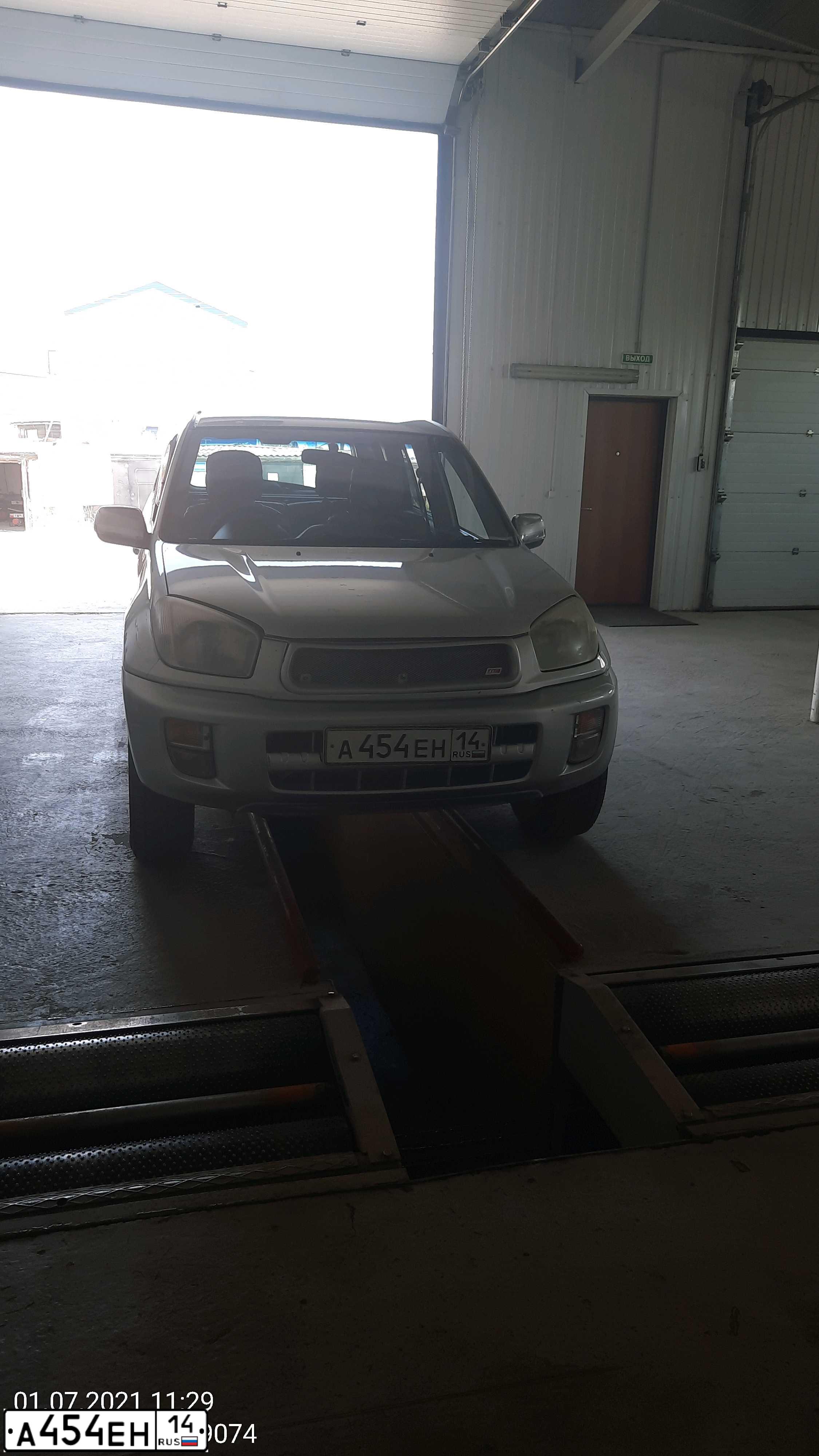 Фото автомобиля TOYOTA RAV4, 2000 — госномер А454ЕН14