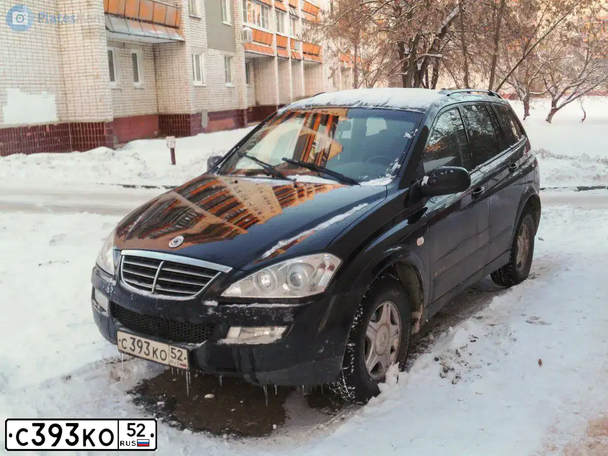 Фото автомобиля SSANGYONG KYRON, 2008 — госномер С393КО52. Цвет: ЧЕРНЫЙ МЕТАЛЛИК