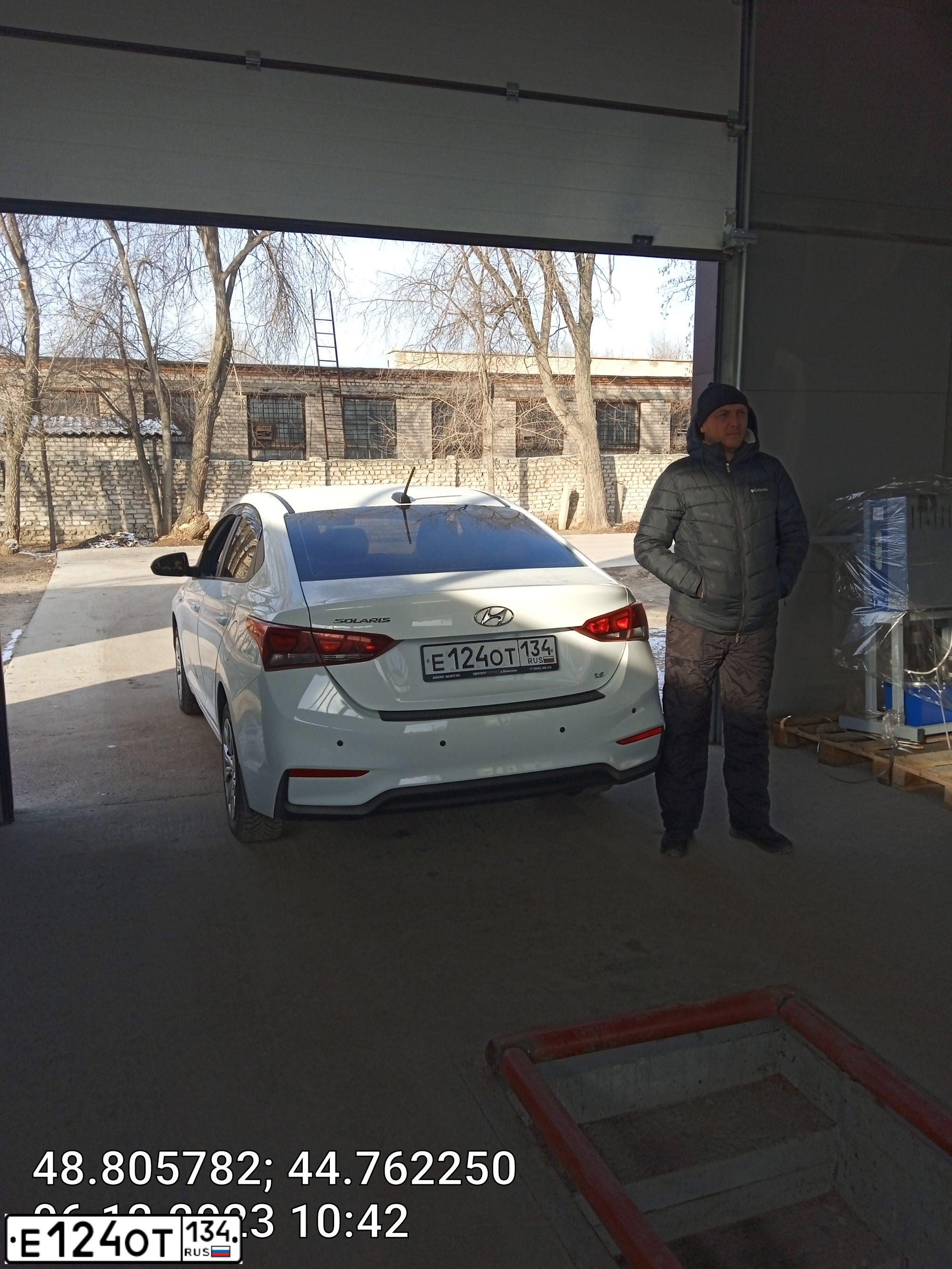 Фото автомобиля HYUNDAI SOLARIS, 2018 — госномер Е124ОТ134. Цвет: Белый