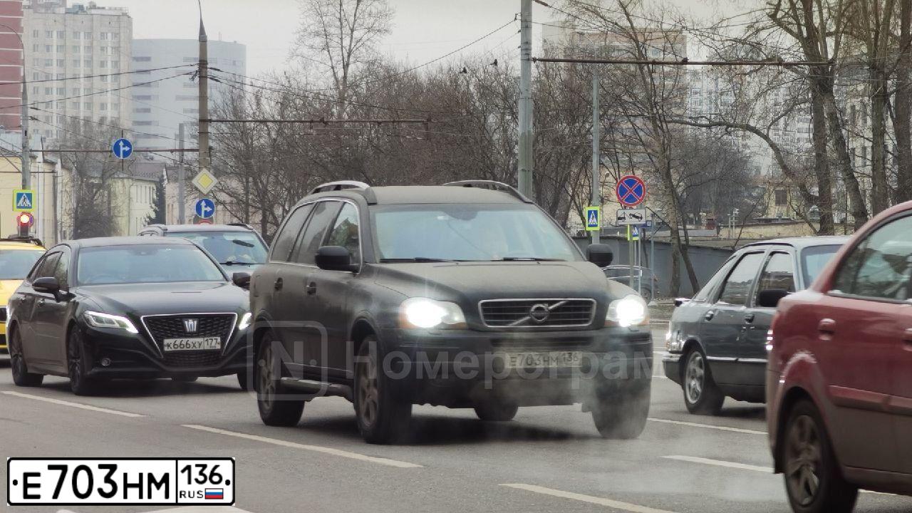 Фото автомобиля VOLVO XC90, 2008 — госномер Е703НМ136. Цвет: ЧЕРНЫЙ