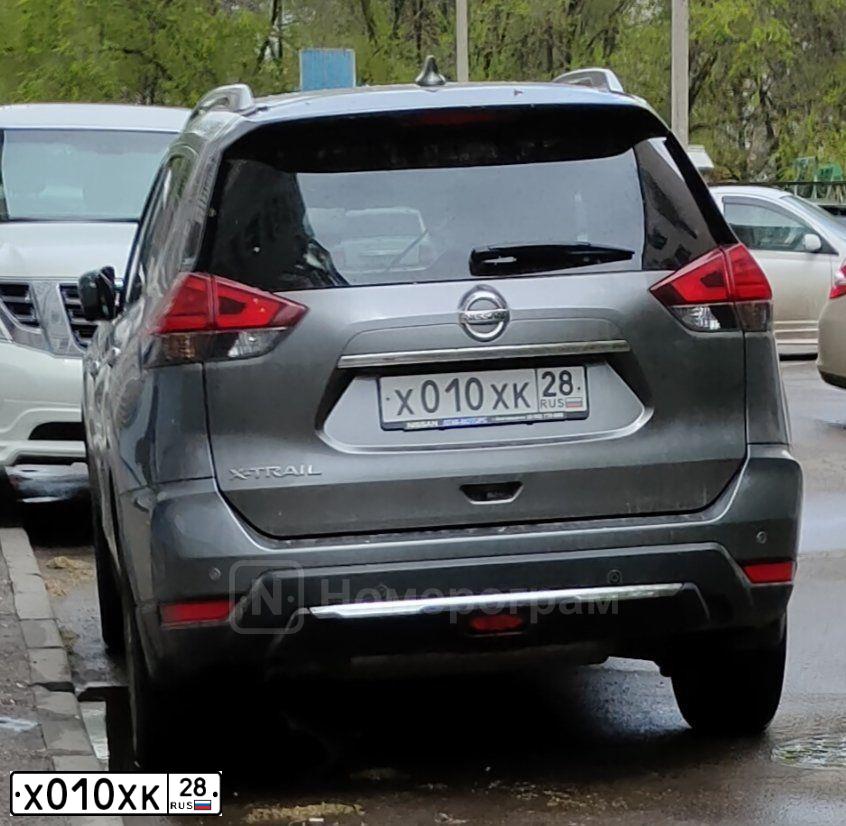 Фото автомобиля NISSAN X-TRAIL, 2020 — госномер Х010ХК28. Цвет: СЕРЫЙ
