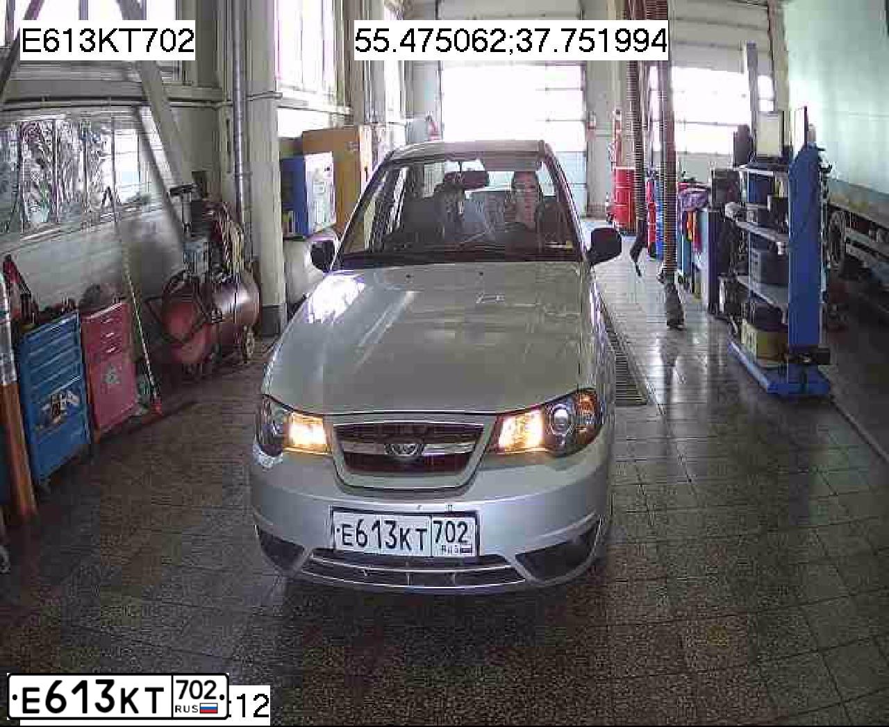 Фото автомобиля DAEWOO NEXIA, 2012 — госномер М371КК790. Цвет: Серебристый