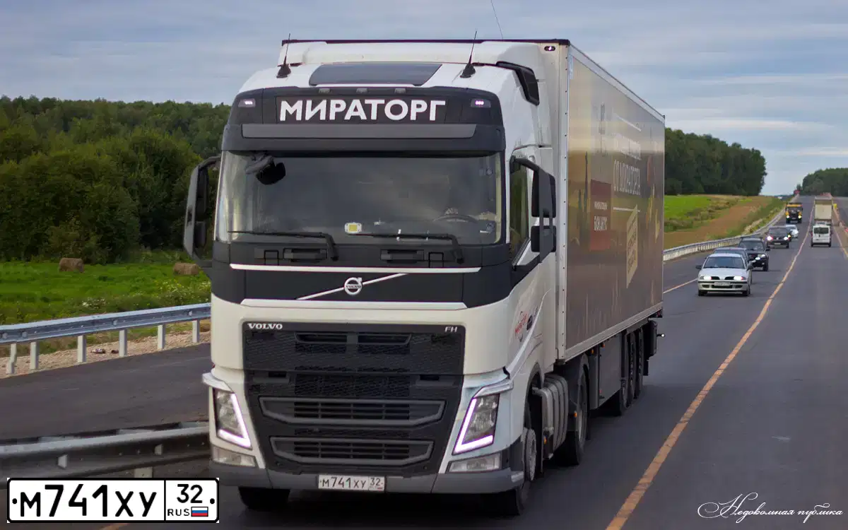 Фото автомобиля VOLVO SERIE FH /4X2/, 2014 — госномер М741ХУ32. Цвет: БЕЛЫЙ