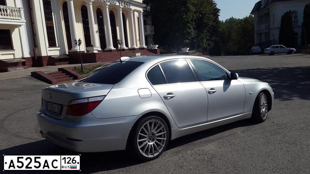 Фото автомобиля BMW SERIE 5, 2008 — госномер М065ВР126. Цвет: СЕРЕБРИСТЫЙ