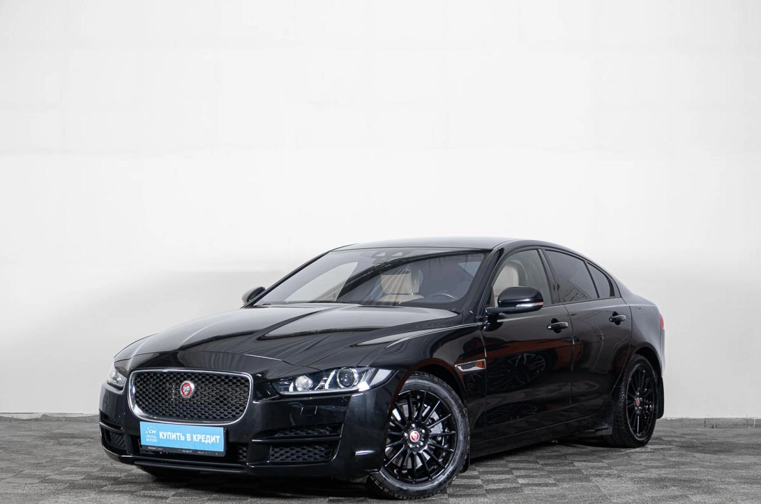 Фото автомобиля JAGUAR XE-SERIE, 2015 — госномер Е323УО89. Цвет: ЧЕРНЫЙ