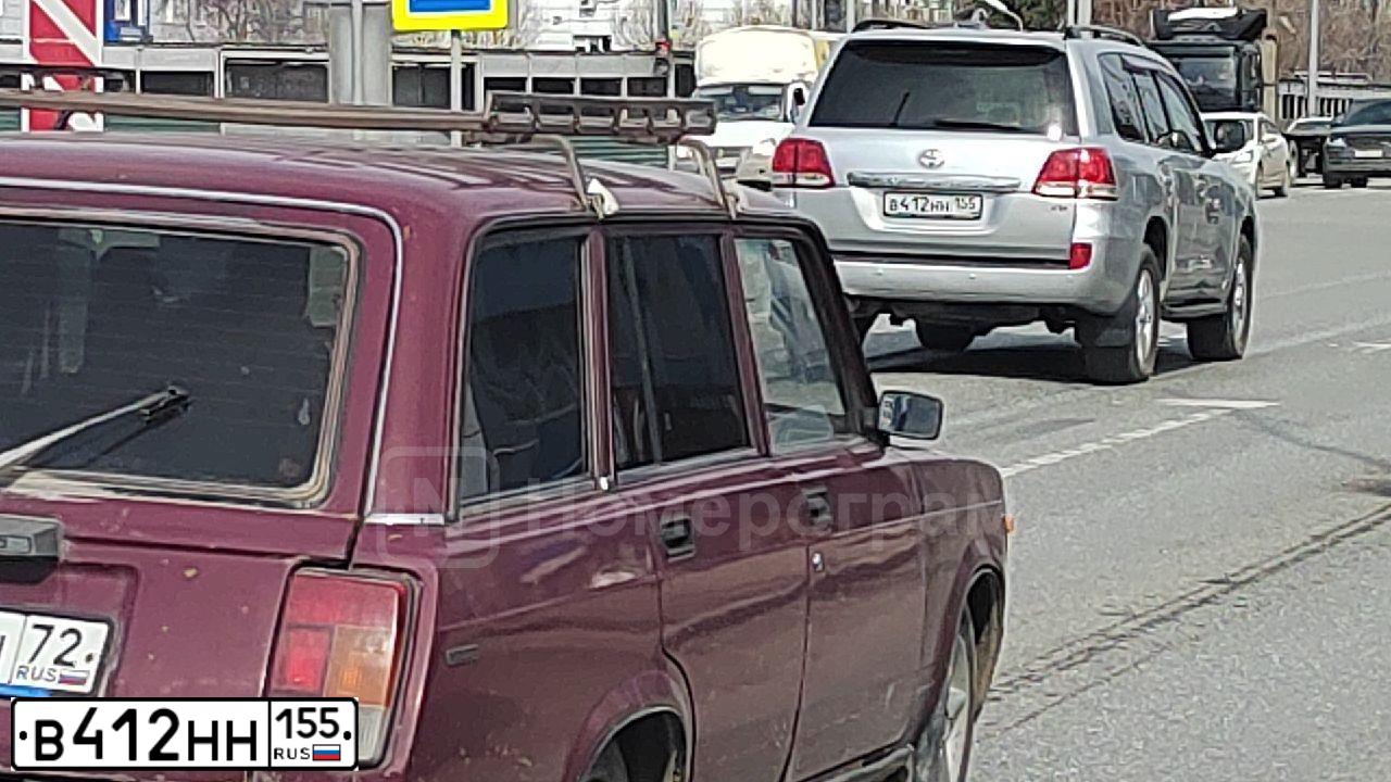 Фото автомобиля TOYOTA LANDCRUISER 200, 2010 — госномер В315ХО155. Цвет: СЕРЕБРИСТЫЙ