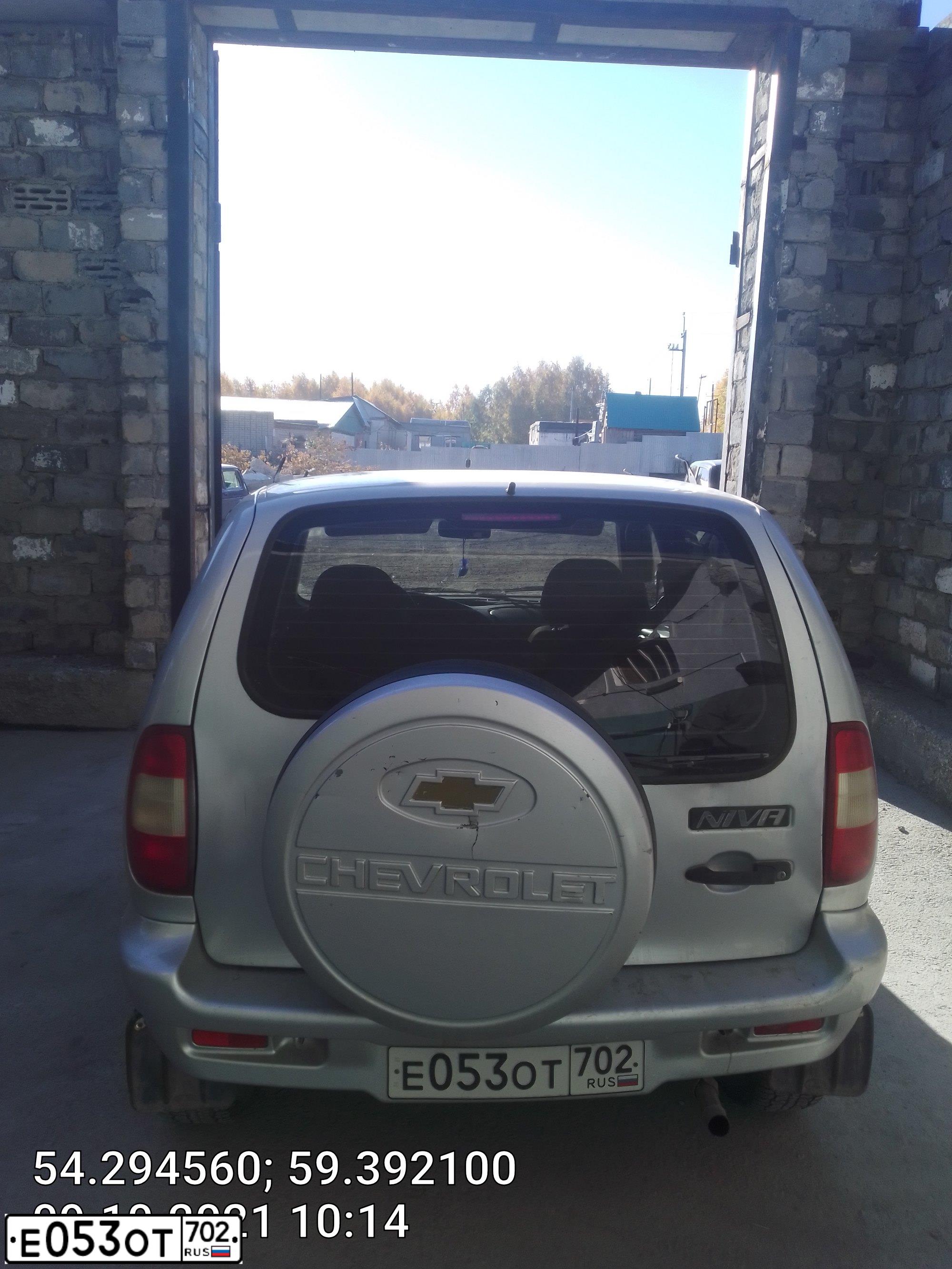 Фото автомобиля CHEVROLET NIVA, 2006 — госномер К382ХА702. Цвет: СВЕТЛО-СЕРЫЙ