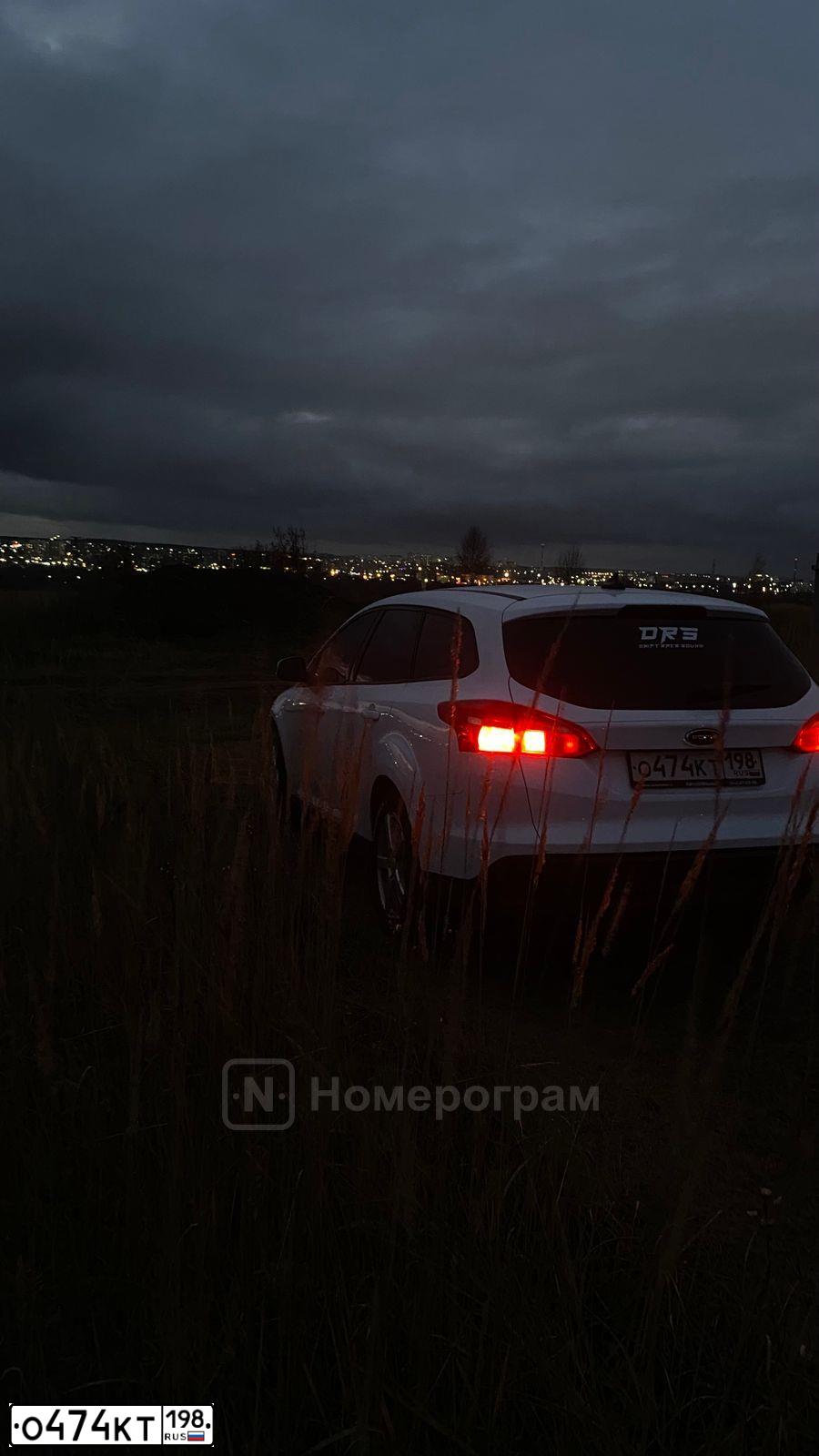 Фото автомобиля FORD FOCUS, 2018 — госномер Н090НС18. Цвет: ЖЕЛТЫЙ