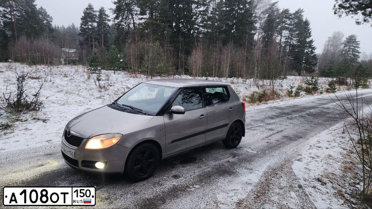 Фото автомобиля SKODA FABIA, 2007 — госномер А108ОТ150. Цвет: БЕЛЫЙ-ЖЕЛТЫЙ-СЕРЫЙ