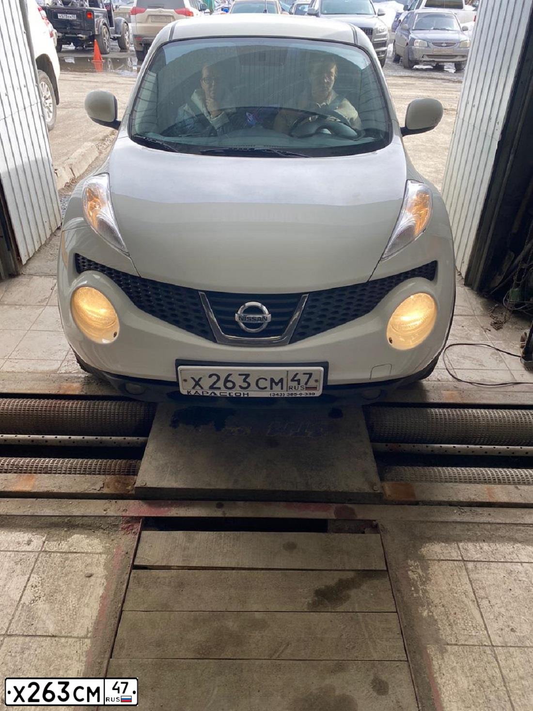 Фото автомобиля NISSAN JUKE, 2014 — госномер Н151ОР196. Цвет: Белый