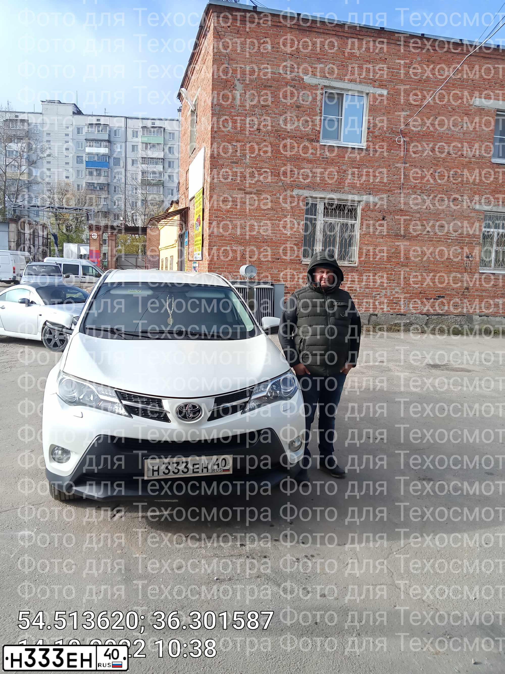 Фото автомобиля TOYOTA RAV4, 2013 — госномер Е001АН40. Цвет: Белый