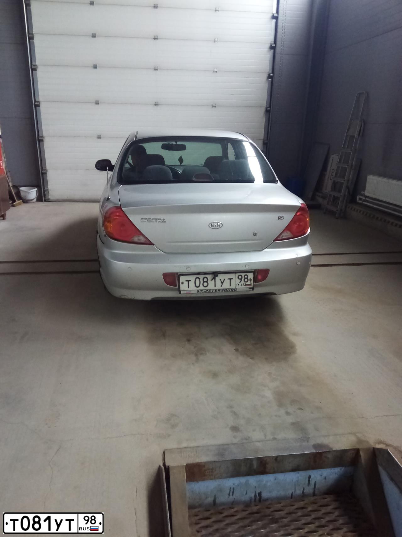 Фото автомобиля KIA SPECTRA, 2008 — госномер К913НР53. Цвет: АЛМАЗНОЕ СЕРЕБРО
