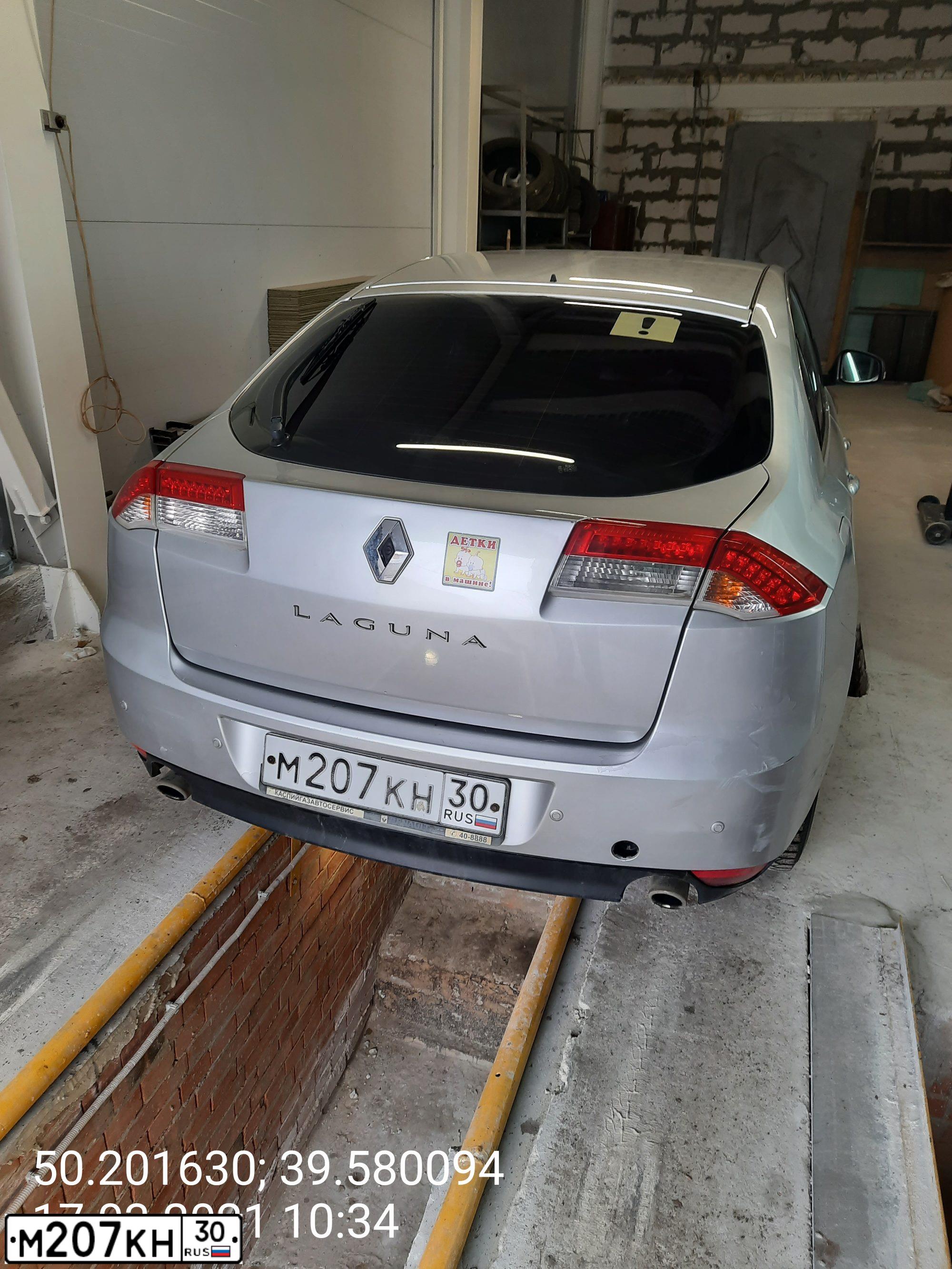 Фото автомобиля RENAULT LAGUNA, 2008 — госномер В152ЕН136. Цвет: Светло-Серо-Голубой