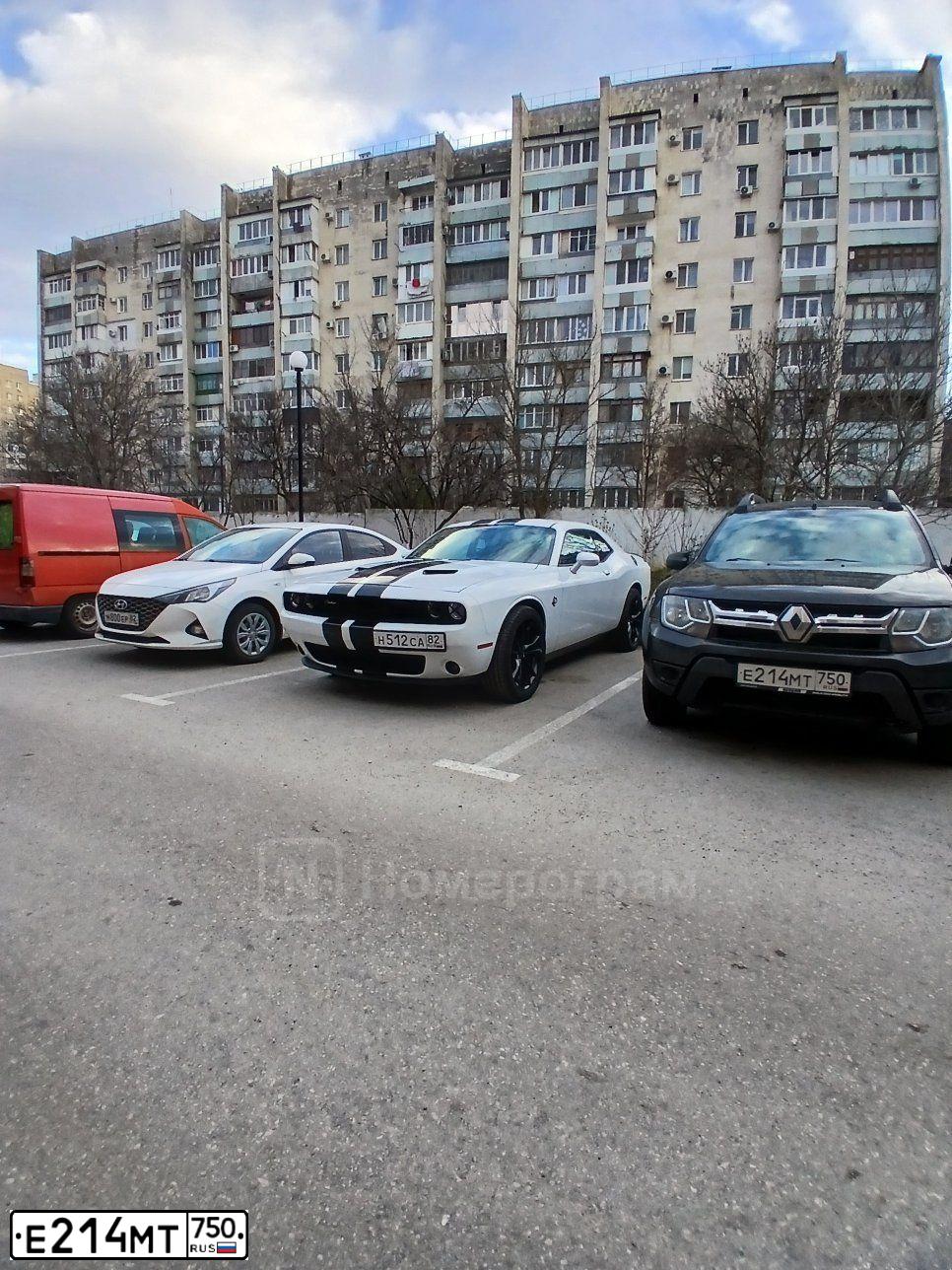 Фото автомобиля RENAULT DUSTER, 2015 — госномер Е214МТ750. Цвет: ЧЕРНЫЙ
