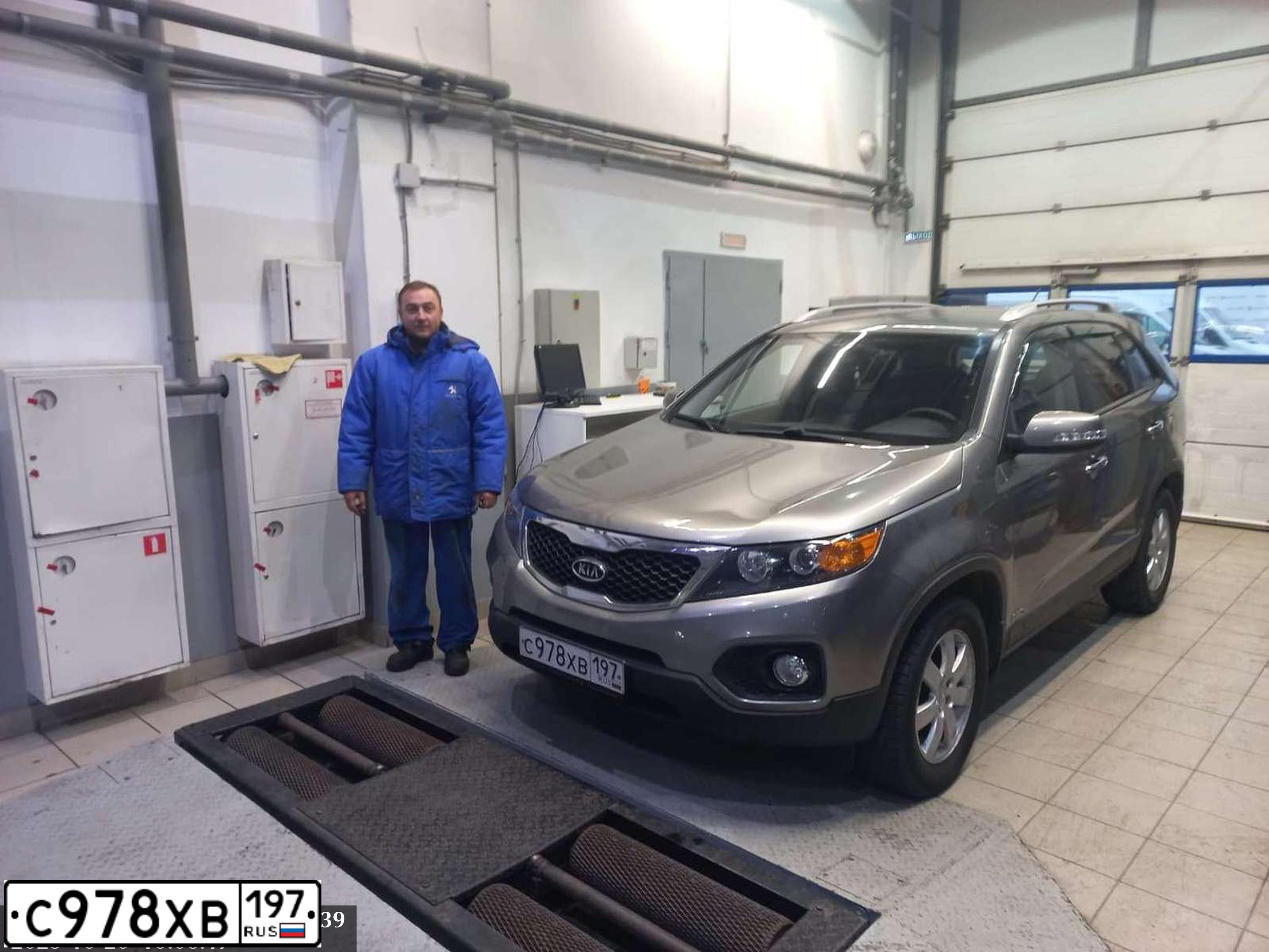 Фото автомобиля KIA SORENTO, 2012 — госномер Е702ВЕ977. Цвет: Серый